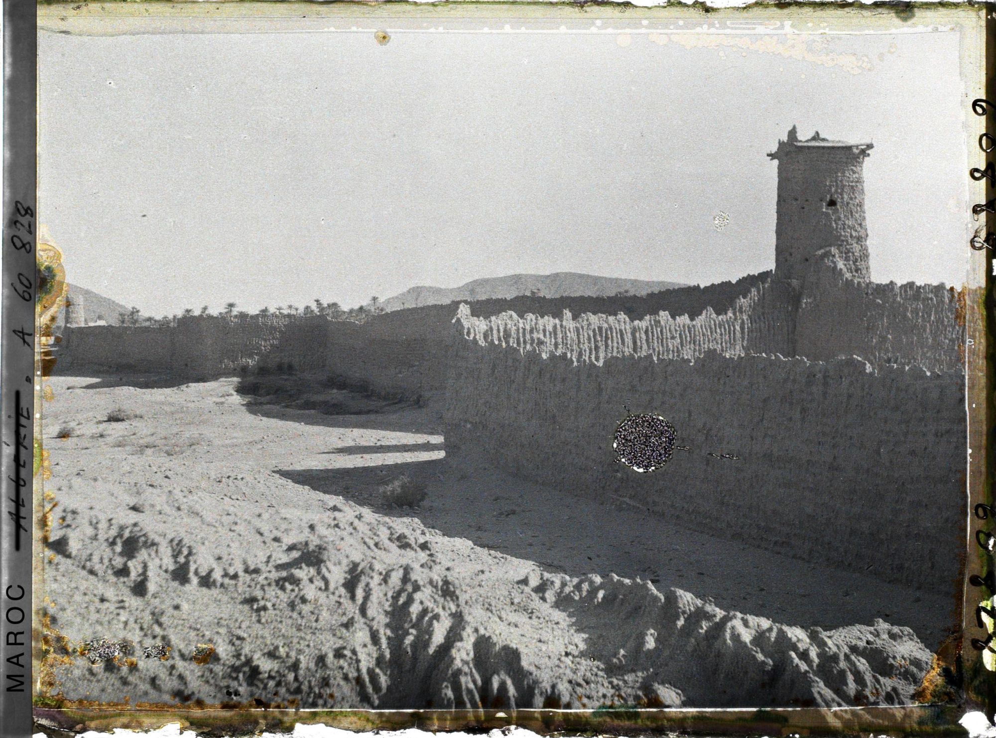 Image représentant Tour de garde et mur de cloture d'un jardin