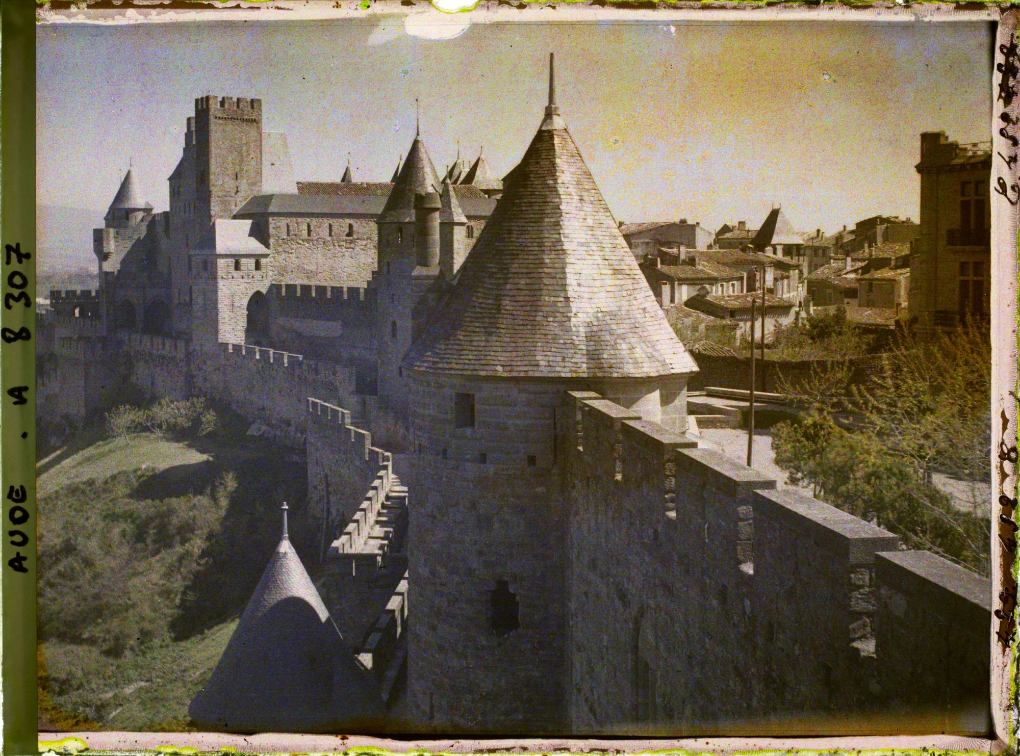 Image représentant Un coin de la cité et les remparts