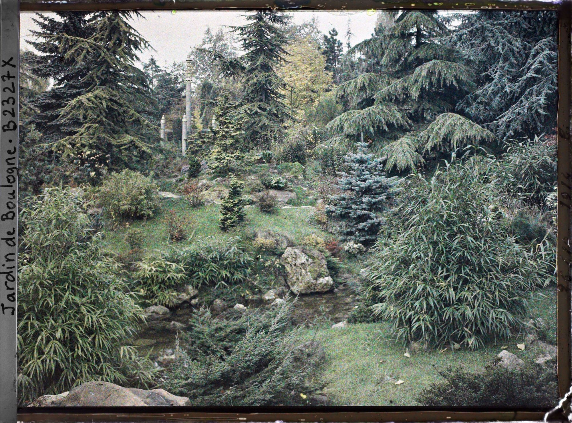 Image représentant Butte et cours d'eau du " sanctuaire japonais " dans un paysage arboré encadrant le sorinto