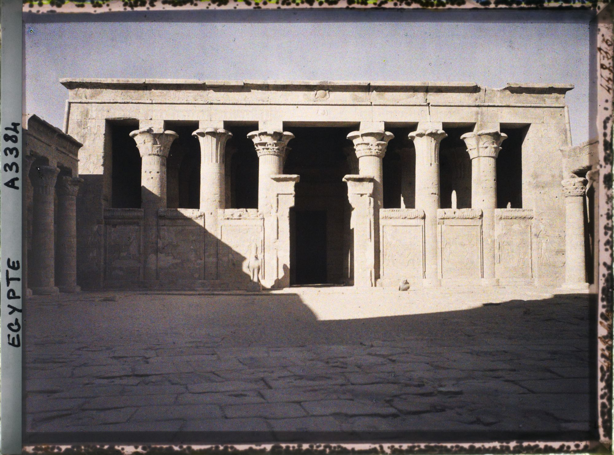Image représentant Entrée du pronaos (vestibule) du temple d'Horus