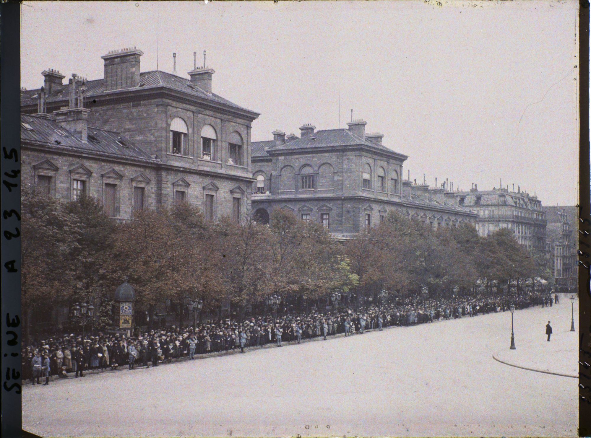 Image représentant La foule devant l'Hôtel-Dieu pour les funérailles de monseigneur Amette