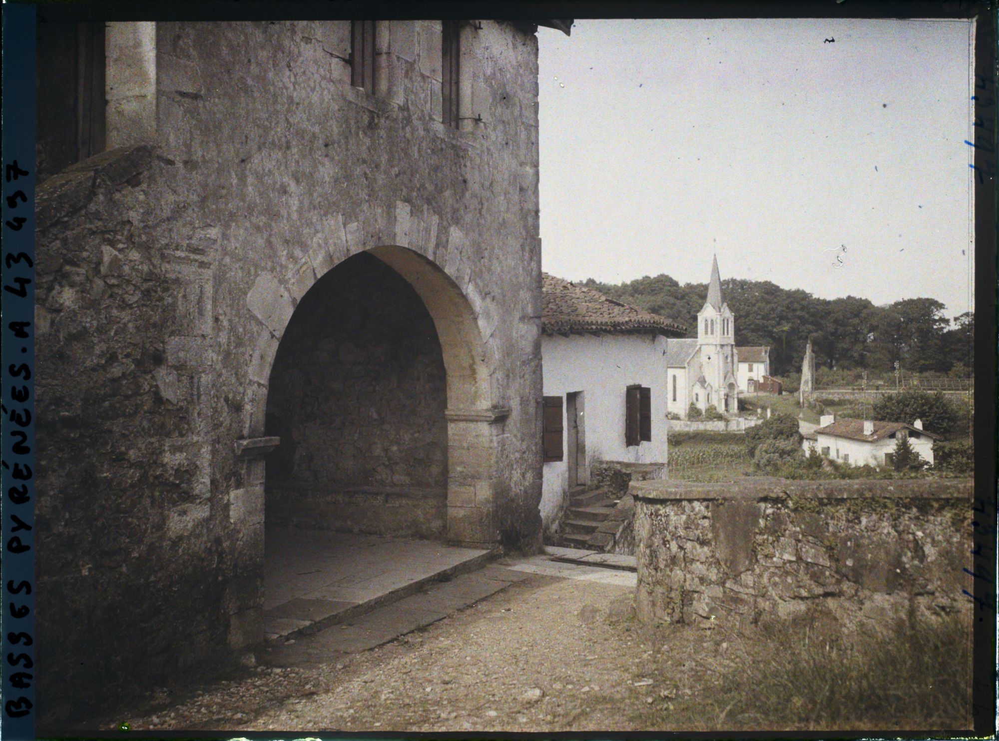 Image représentant France, Villefranque, Vue prise du Cimetière vers l'Eglise, à gauche, l'entrée d'une ancienne Eglise