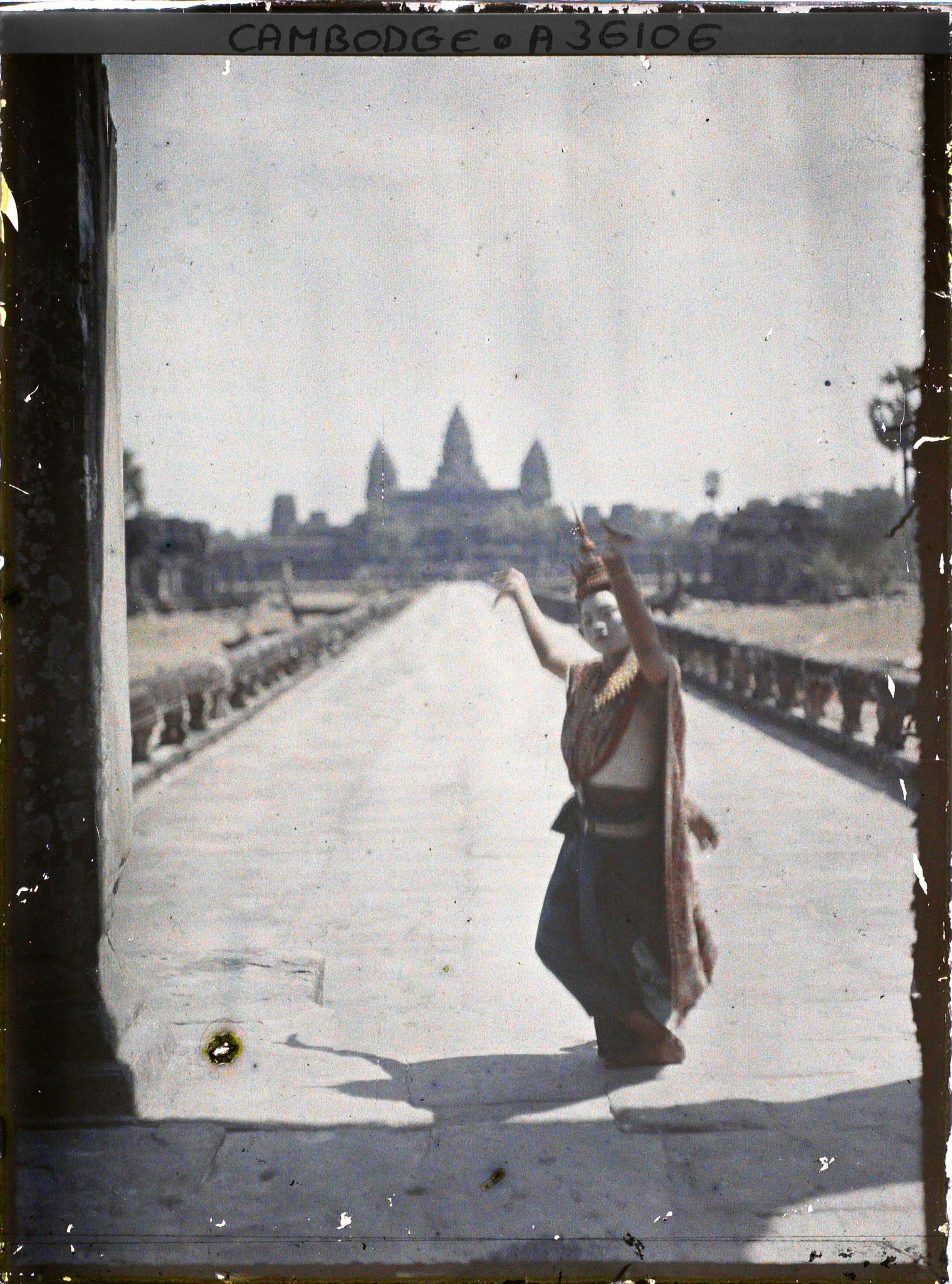 Image représentant Une danseuse évoluant à l'entrée de la " grande chaussée " reliant le gopura central de l'enceinte extérieure au premier niveau du sanctuaire-montagne