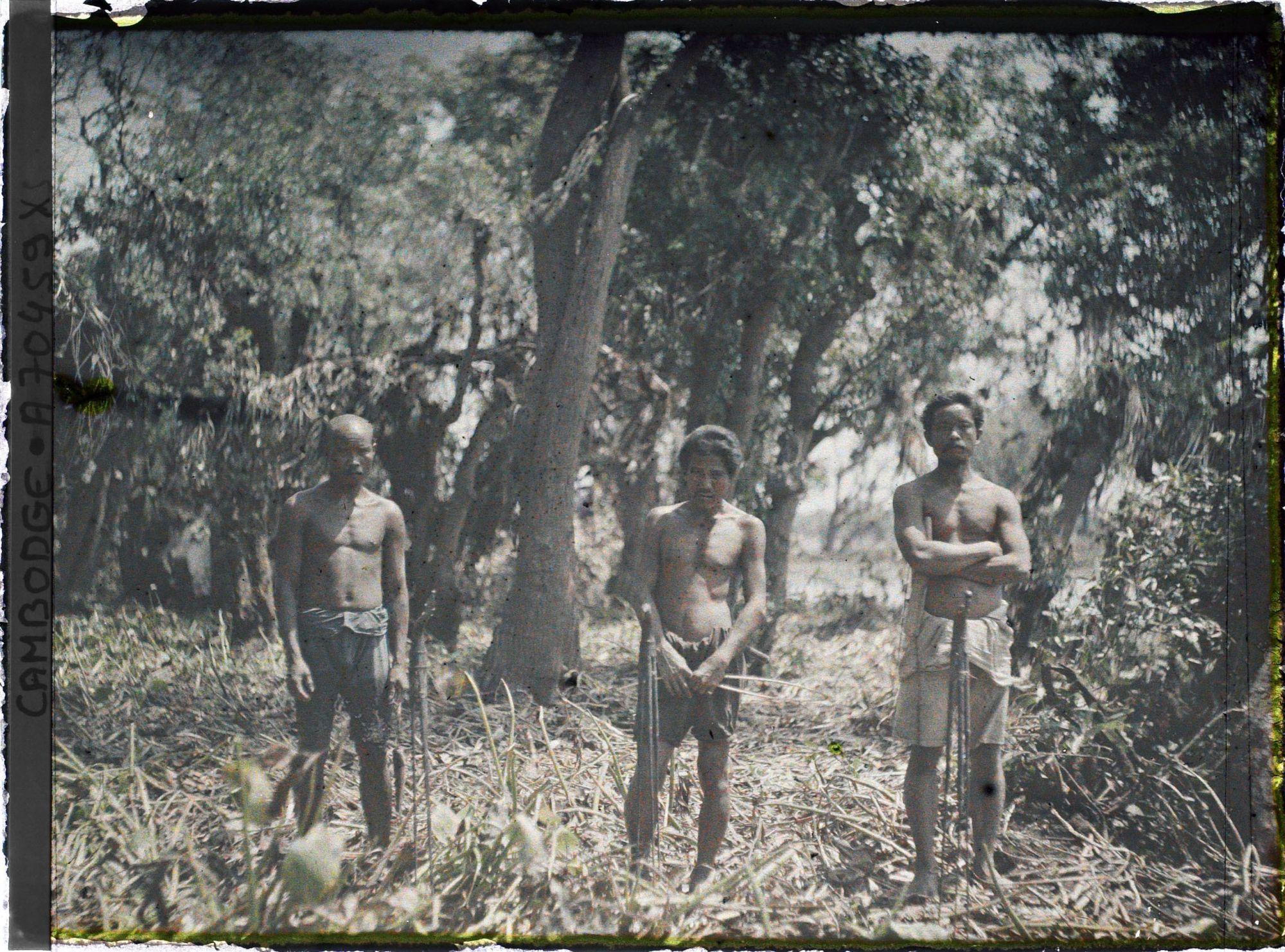 Image représentant Trois pêcheurs, torse et pieds nus, vêtus du pantalon court traditionnel