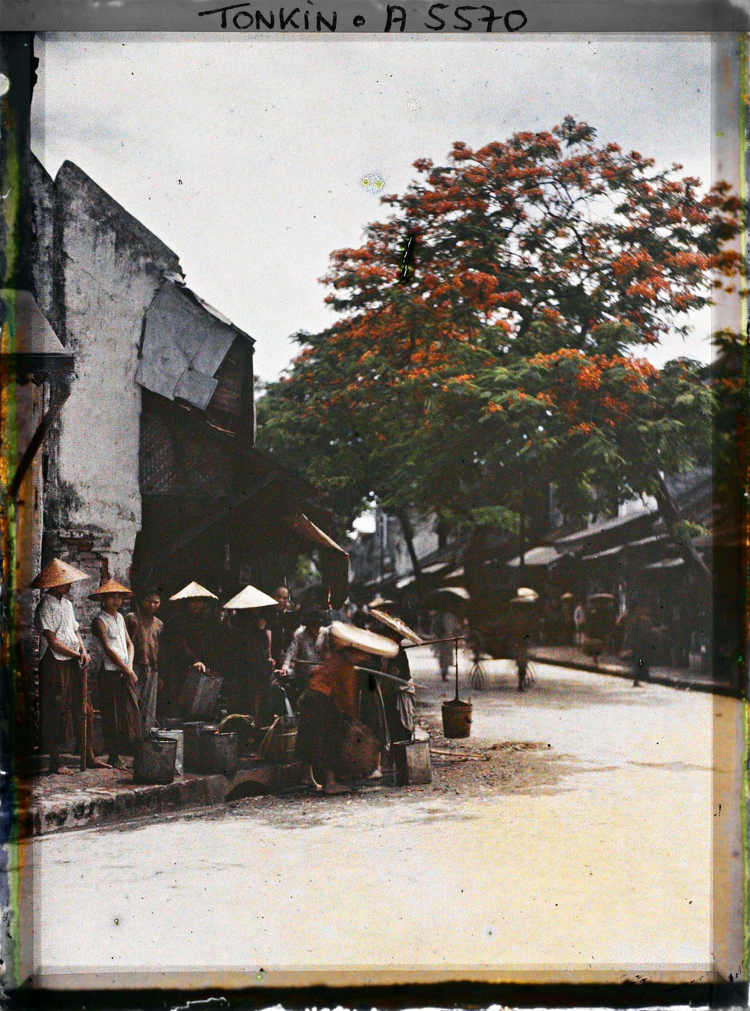 Image représentant Des porteurs d'eau dans la " rue des Ferblantiers "