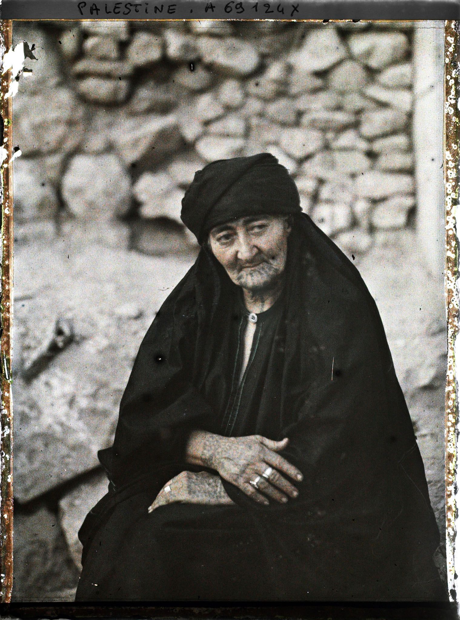 Image représentant Vieille femme d'As-Salt, tatouée à l'indigo