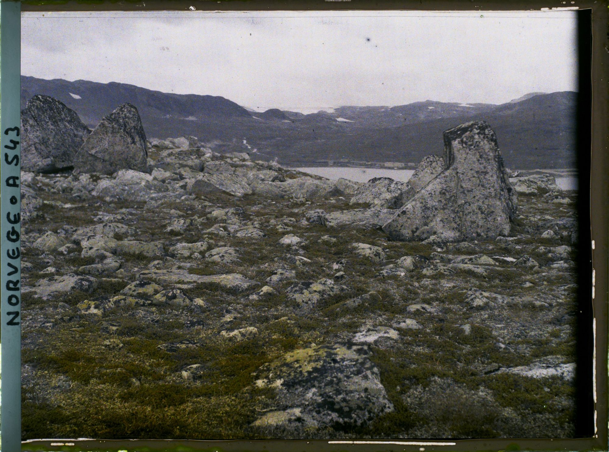 Image représentant Rochers et lac Finsevatnet