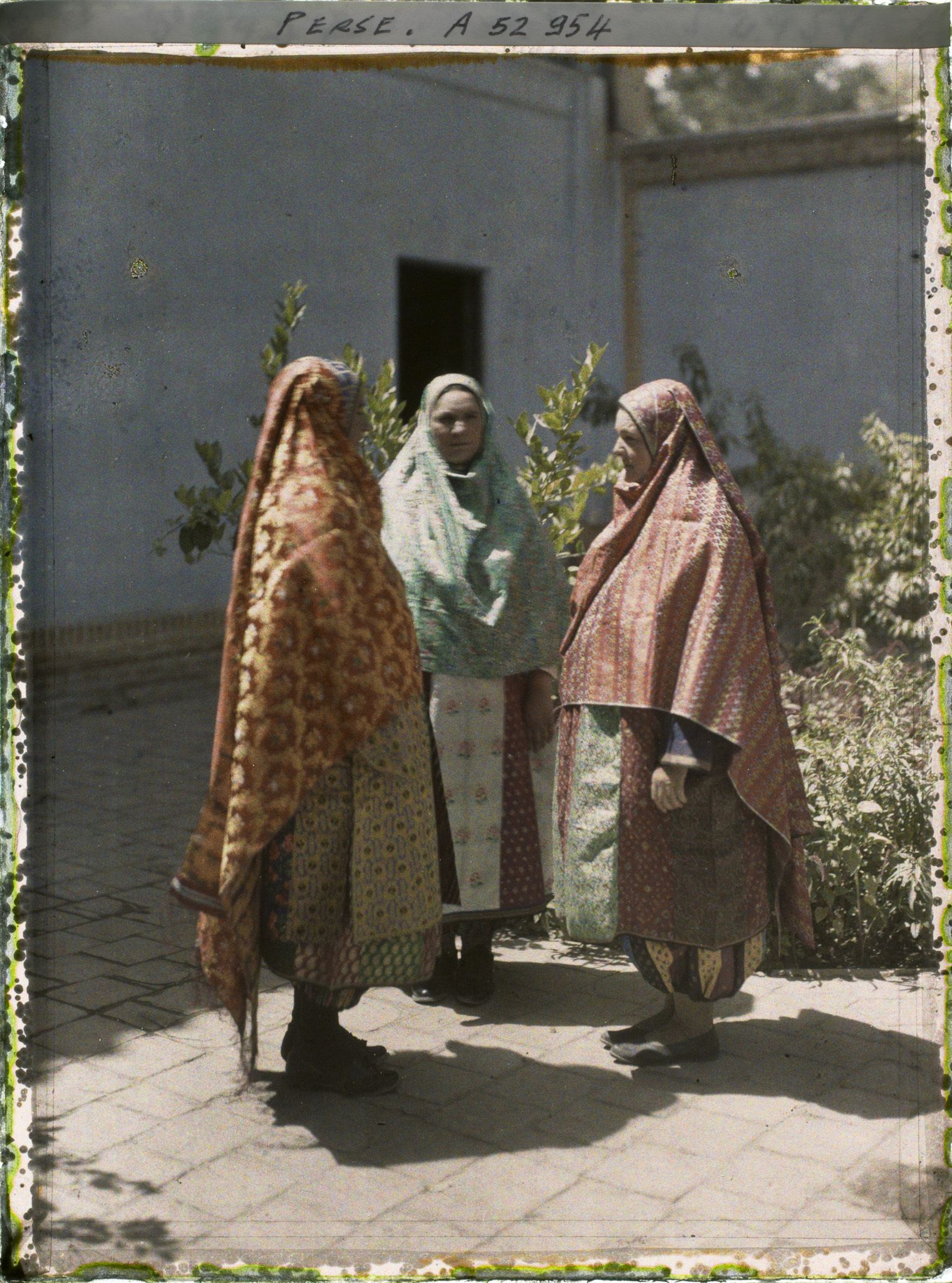 Image représentant Femmes guèbres en costume (traditionnels de profil, moderne de face)