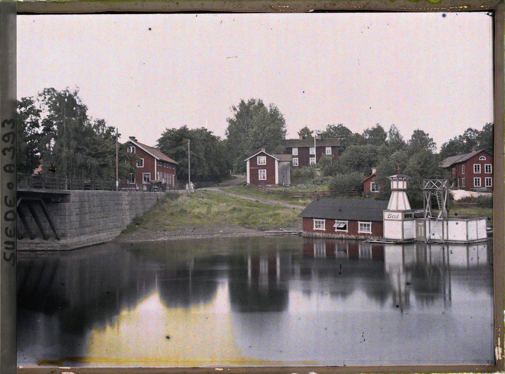 Image représentant Vue d'une berge près d'un pont