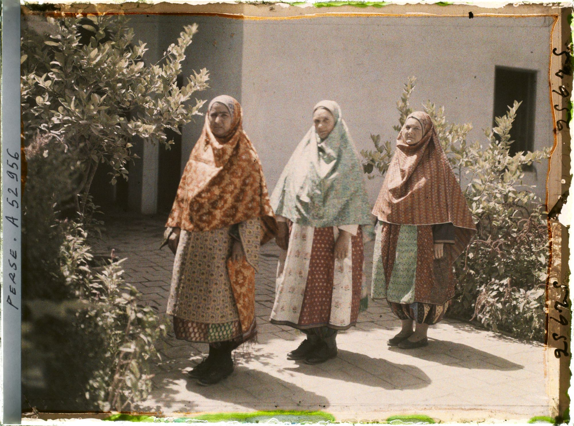 Image représentant Femmes guèbres en costume (traditionnels de profil, moderne de face)