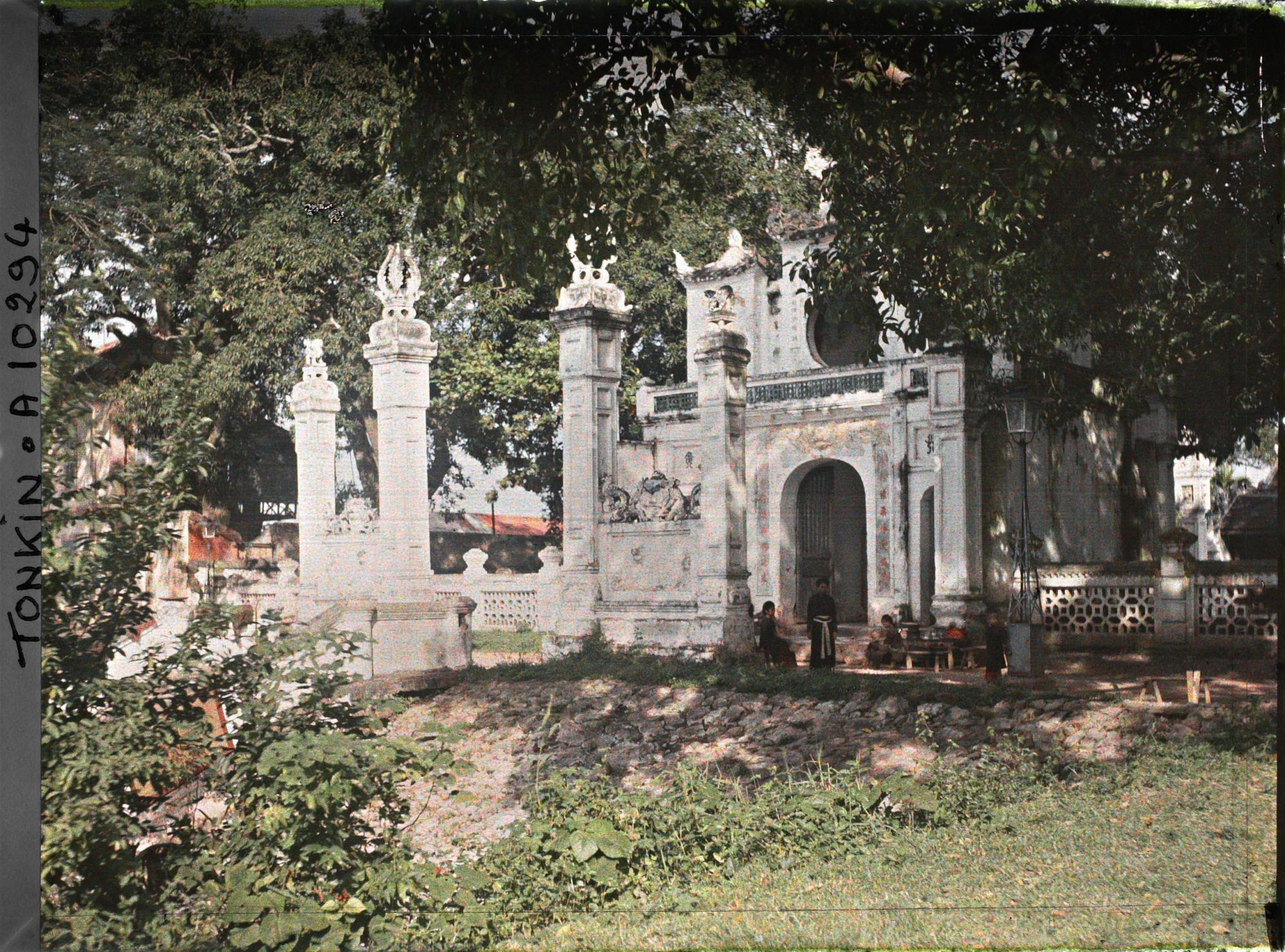 Image représentant L'entrée du temple de Chan-vu (ou Tran-vu), vue de l'extérieur, dans le quartier de la Citadelle (le Grand Lac)