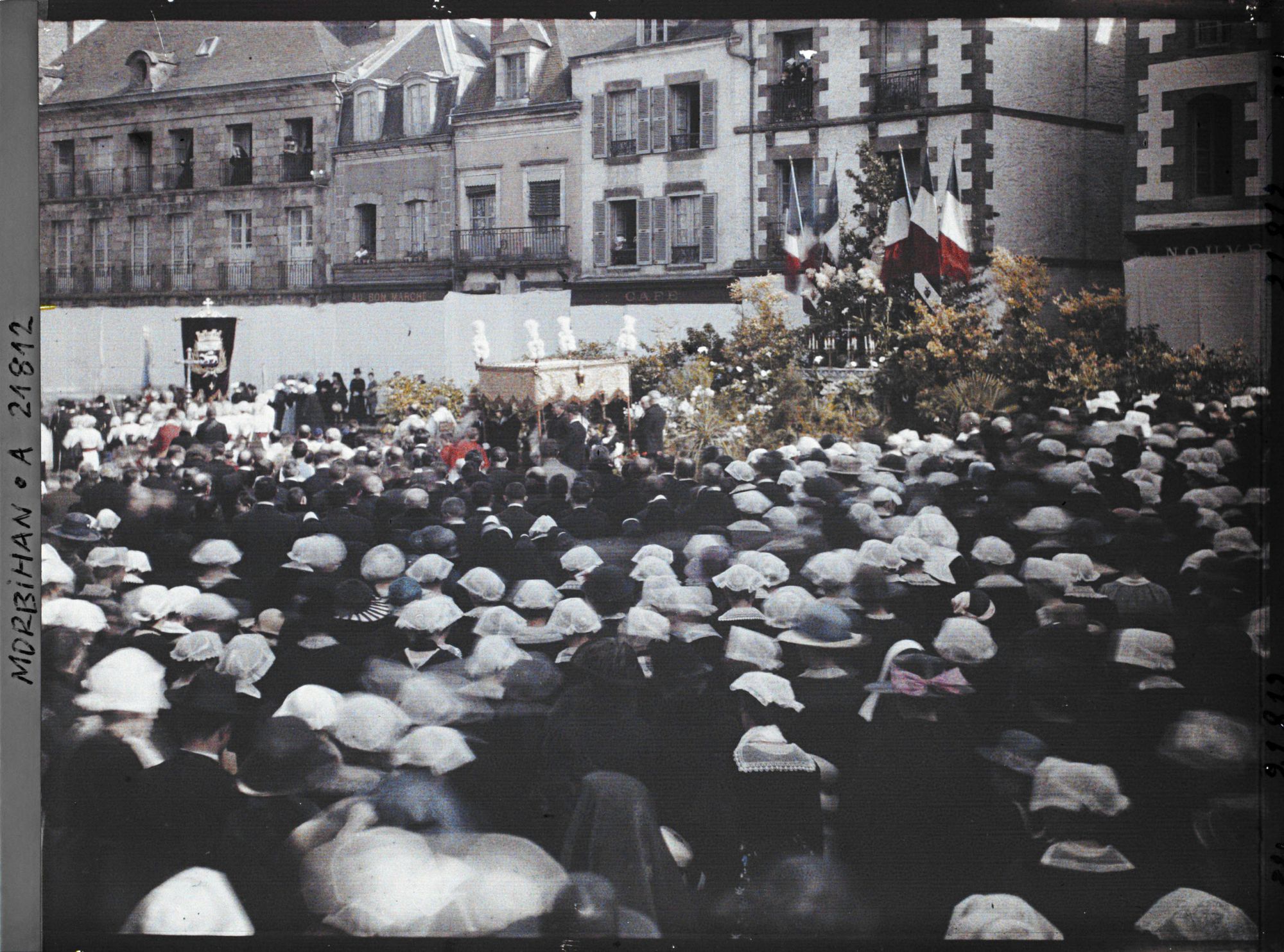 Image représentant La procession de la Fête-Dieu devant le reposoir de la place de la République