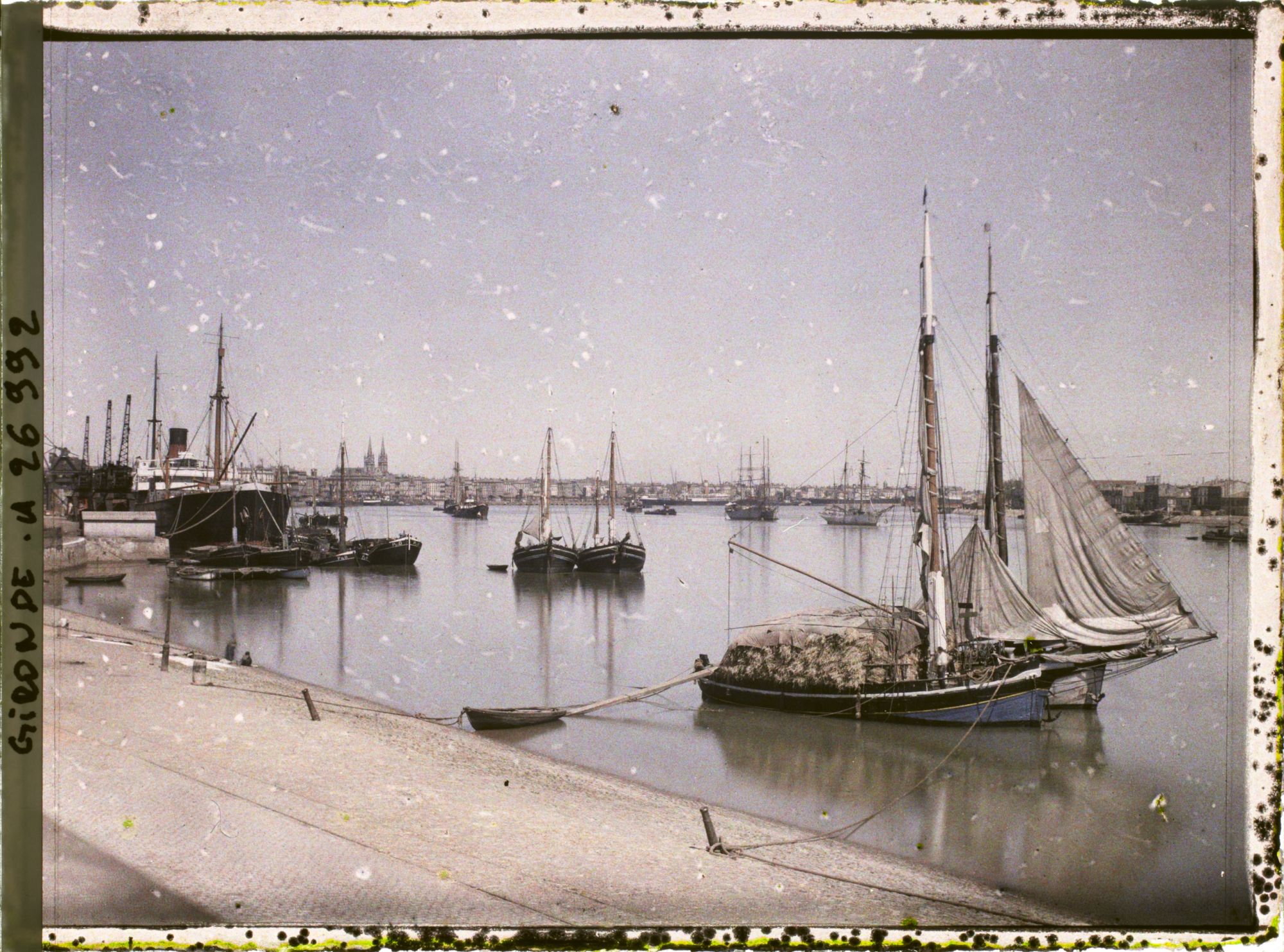 Image représentant Pinasses et paquebot dans le port