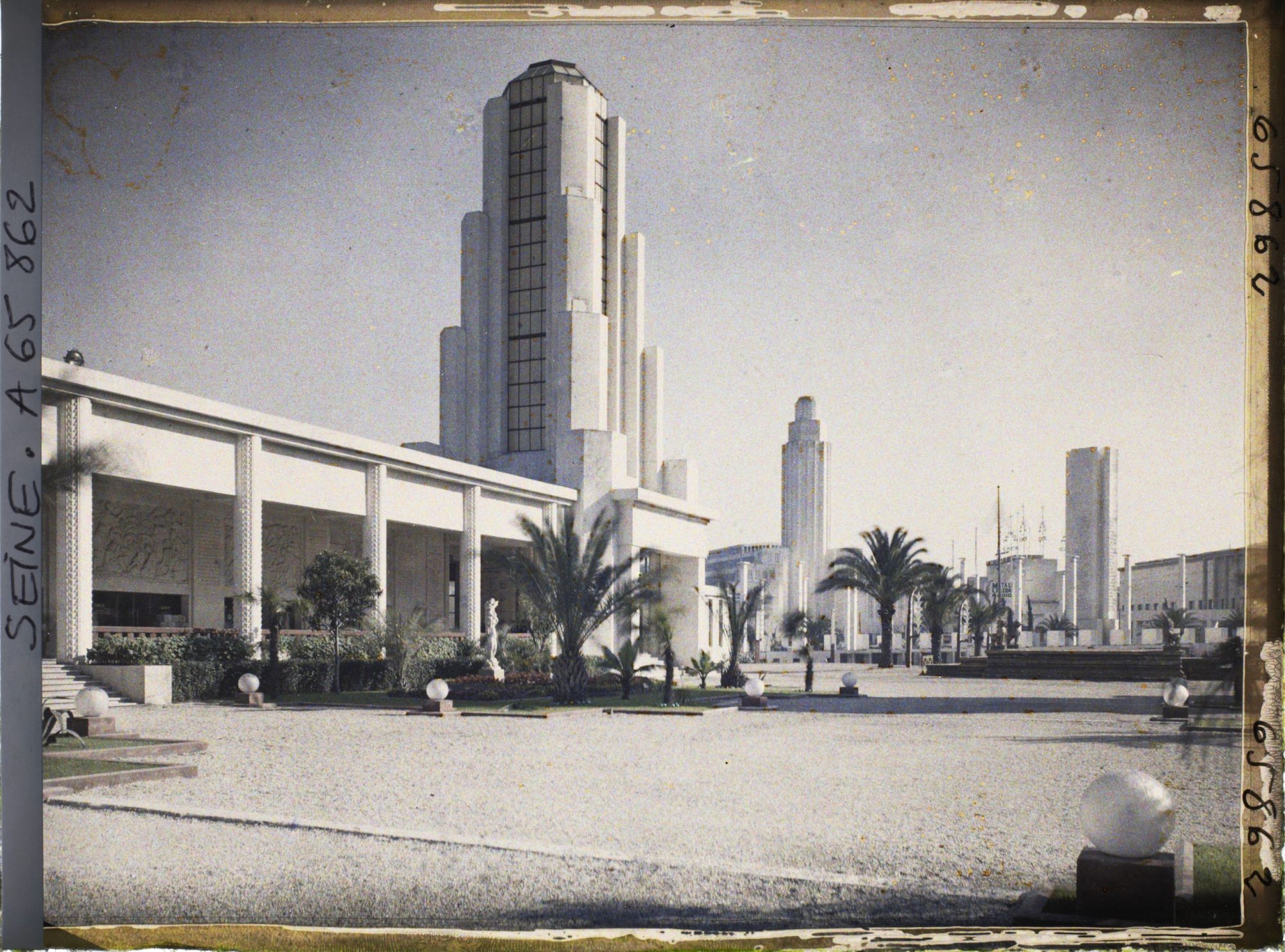 Image représentant L'Exposition Coloniale Internationale de 1931, la Cité des Informations, vue prise en direction de l'entrée de l'exposition