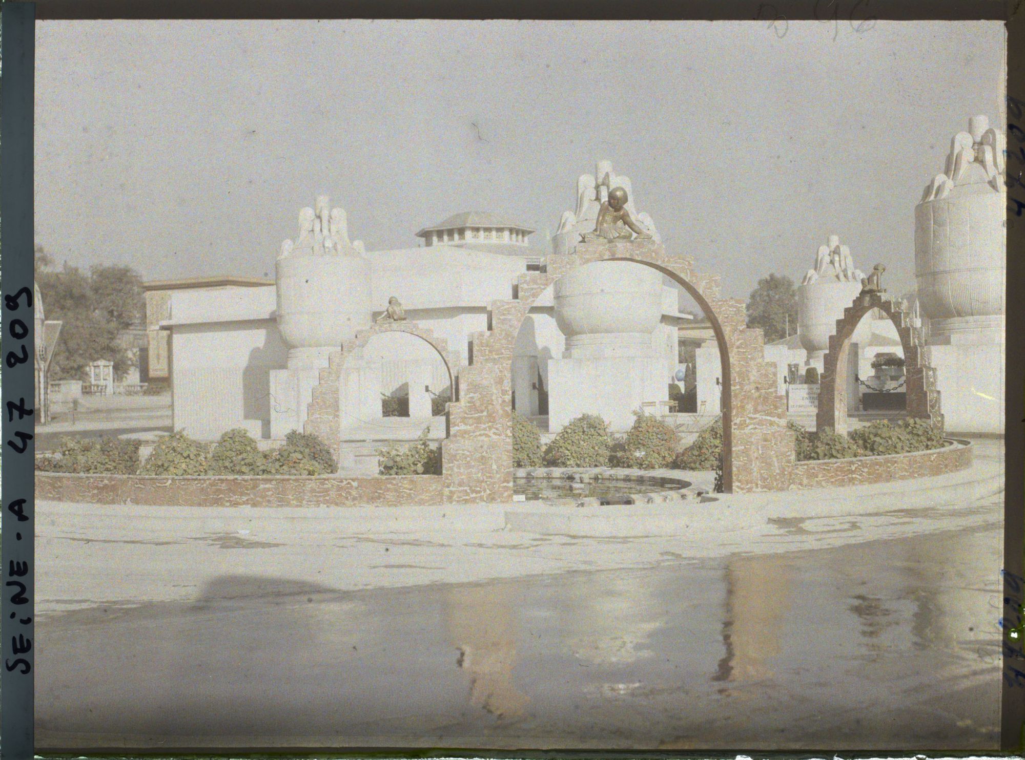 Image représentant L'Exposition des arts décoratifs, Jardin des Nymphéas, A. Laprade, sur l'esplanade des Invalides devant le Pavillon de Sèvres