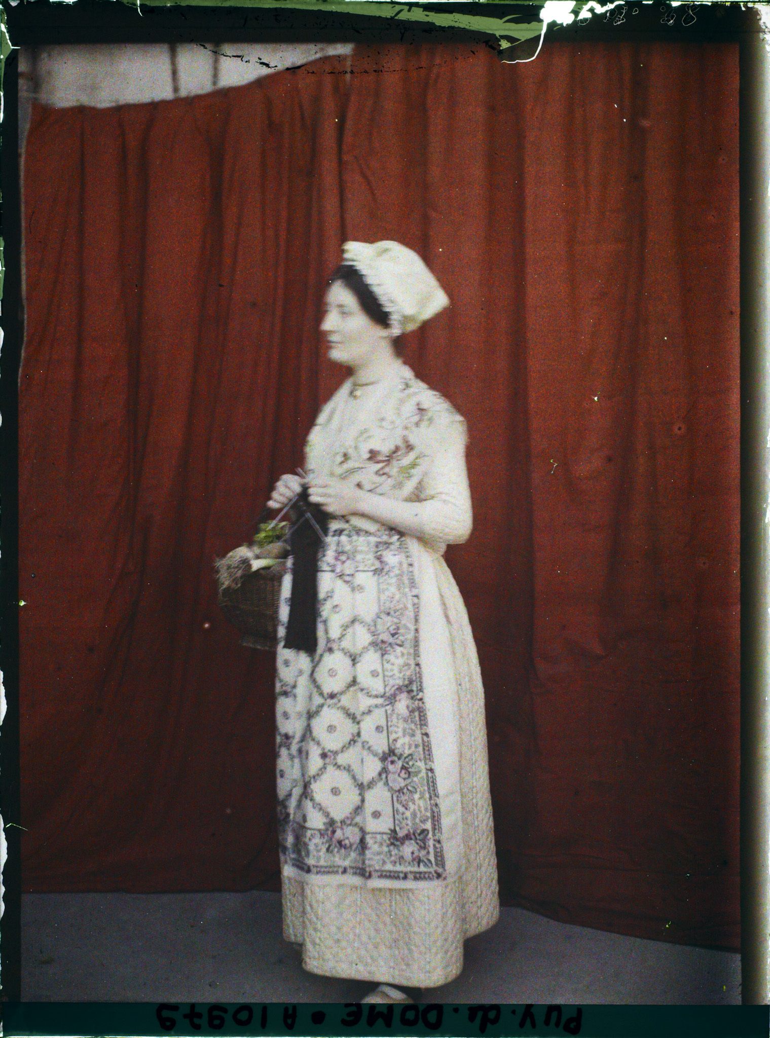 Image représentant France, Près d'Issoire, Costume auvergnat de 1750, région d'Issoire, Mme Chardon (Debout)