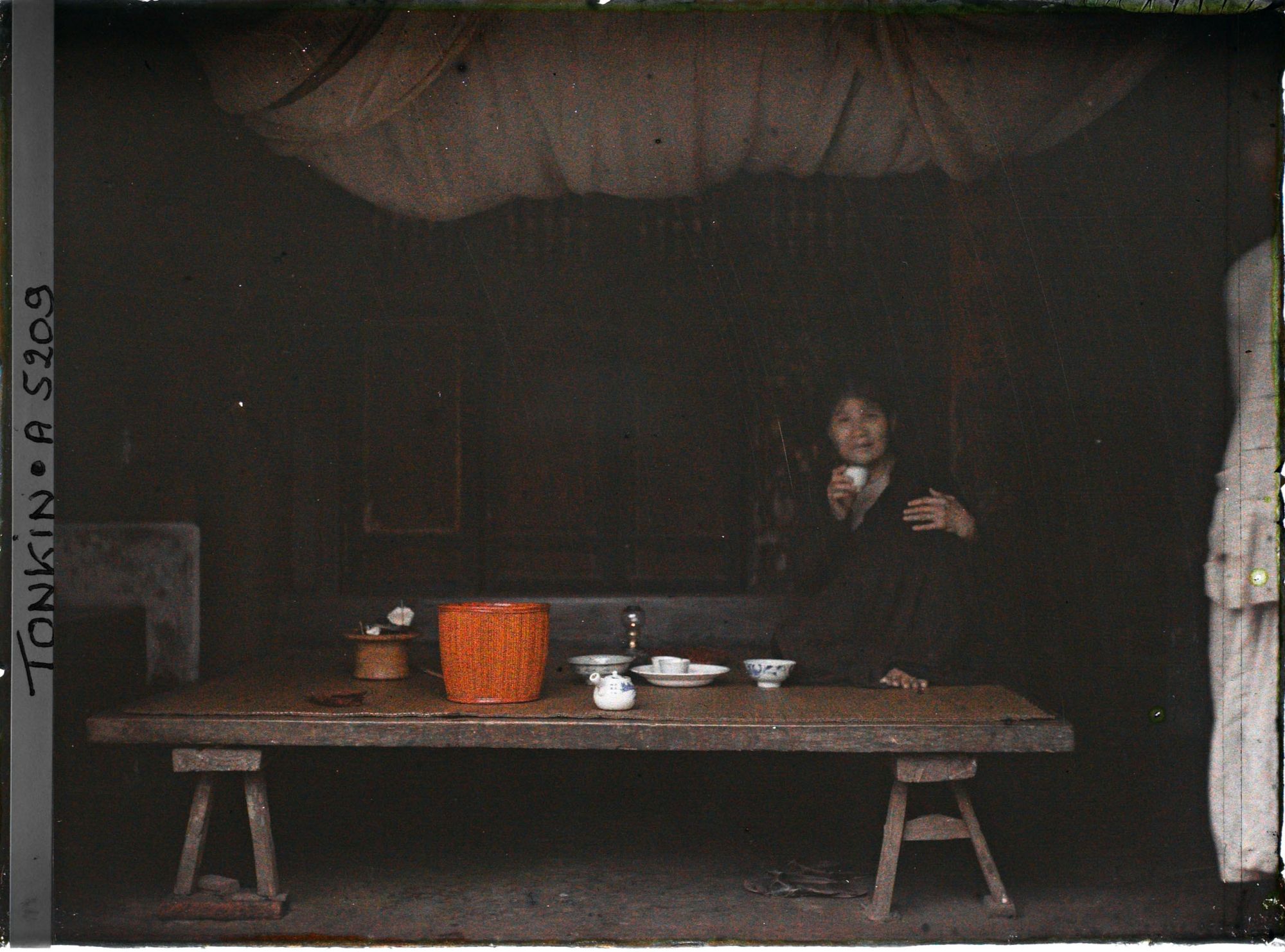 Image représentant Une femme de la classe aisée buvant le thé