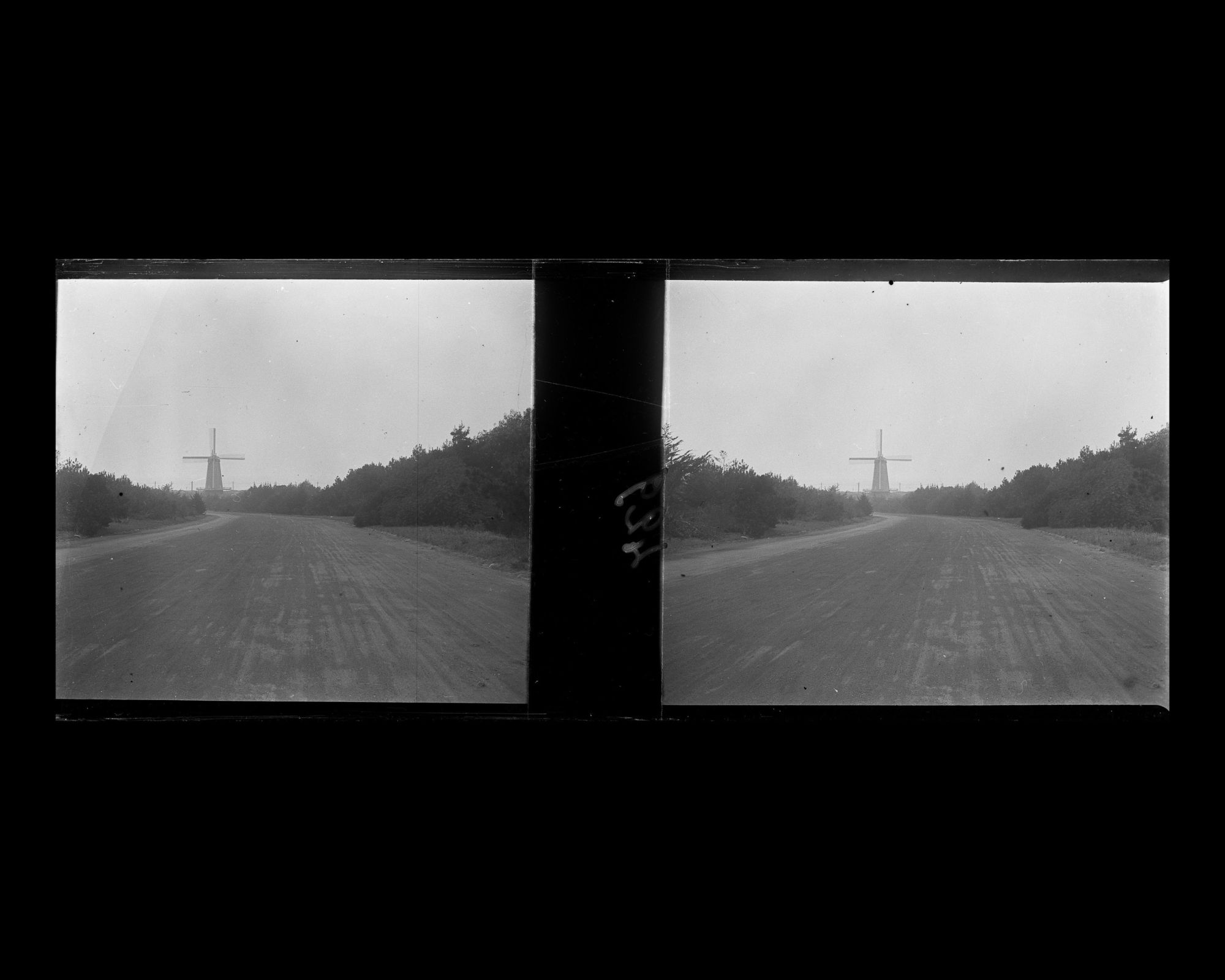 Image représentant Un moulin à vent hollandais, probablement dans le Golden Gate Park