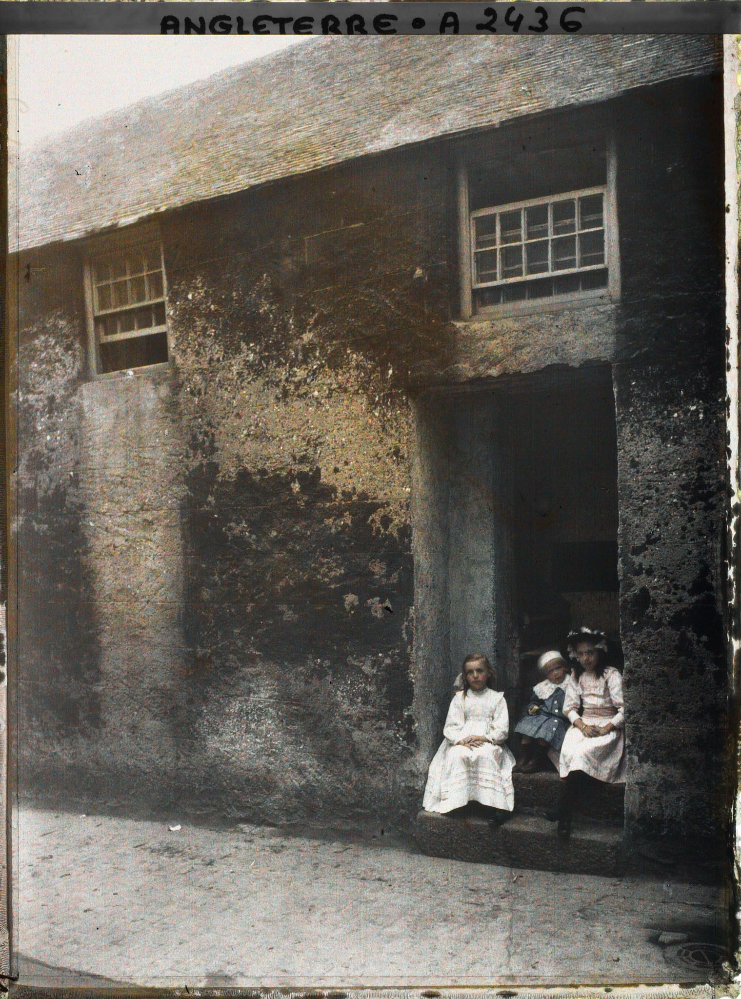 Image représentant Jeunes filles sur le seuil d'une maison