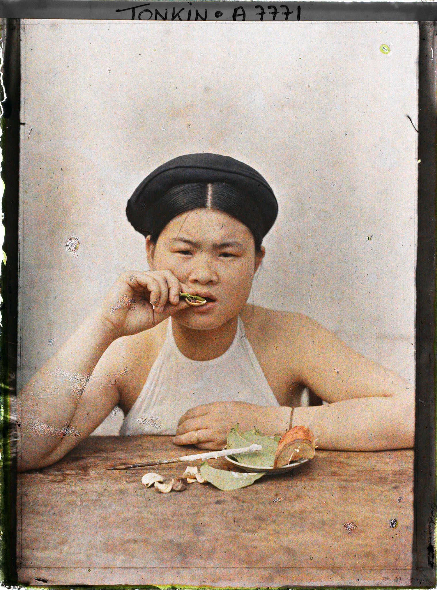 Image représentant Une jeune fille chiquant le bétel