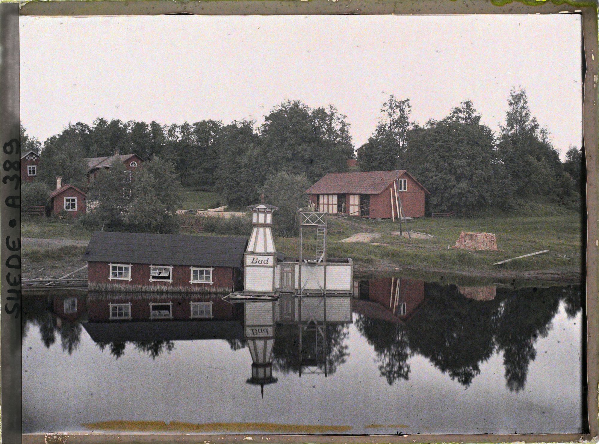 Image représentant Groupement d'habitations devant la rivière Tuna