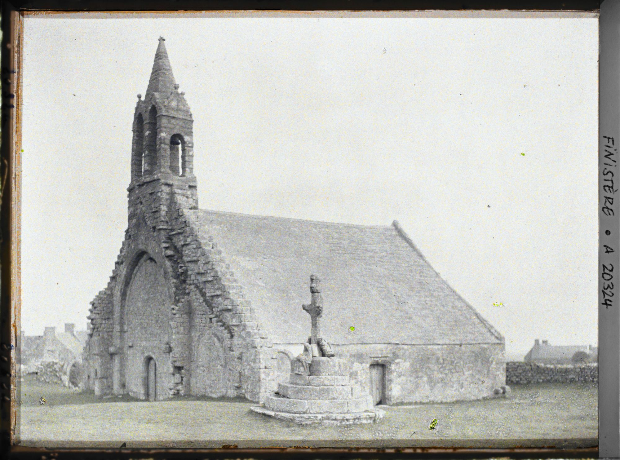 Image représentant Le calvaire et la chapelle Saint-Budoc, ancienne église paroissiale de Beuzec-Cap-Caval