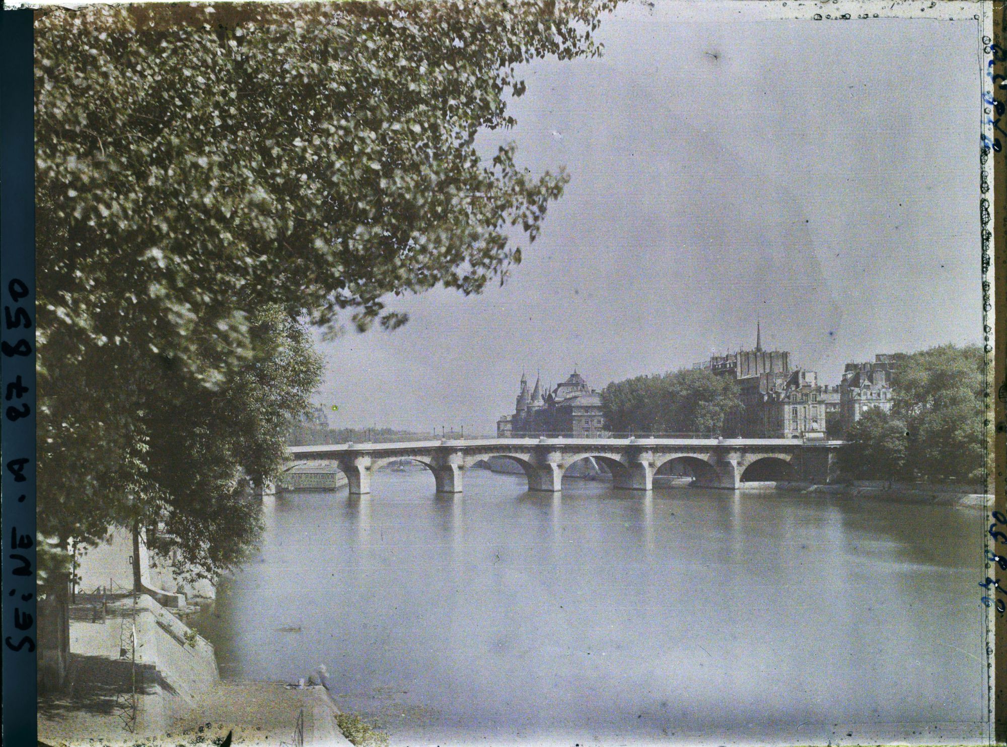Image représentant Le Pont-Neuf et l'île de la Cité vus du pont des Arts