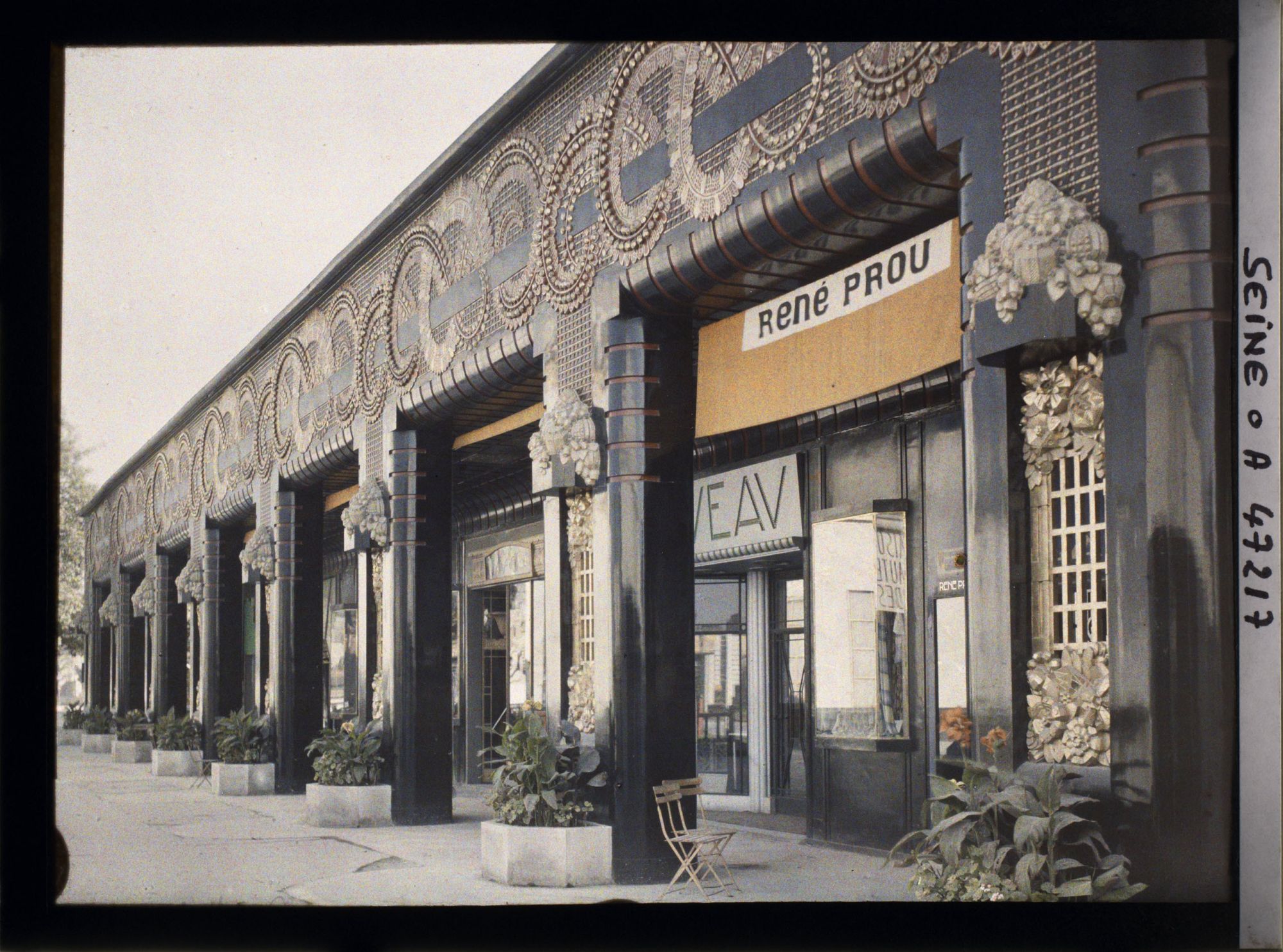 Image représentant L'Exposition des arts décoratifs, Galerie des boutiques françaises, 125 m le long de la gare des Invalides, boutique du décorateur René Prou