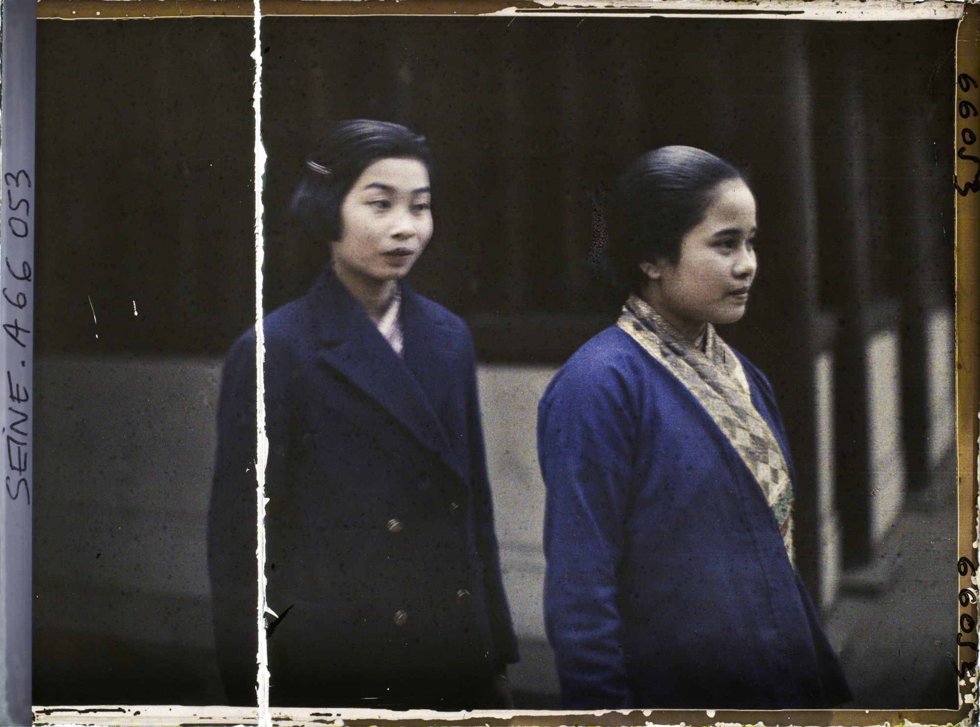 Image représentant L'Exposition Coloniale Internationale de 1931, deux danseuses laotiennes