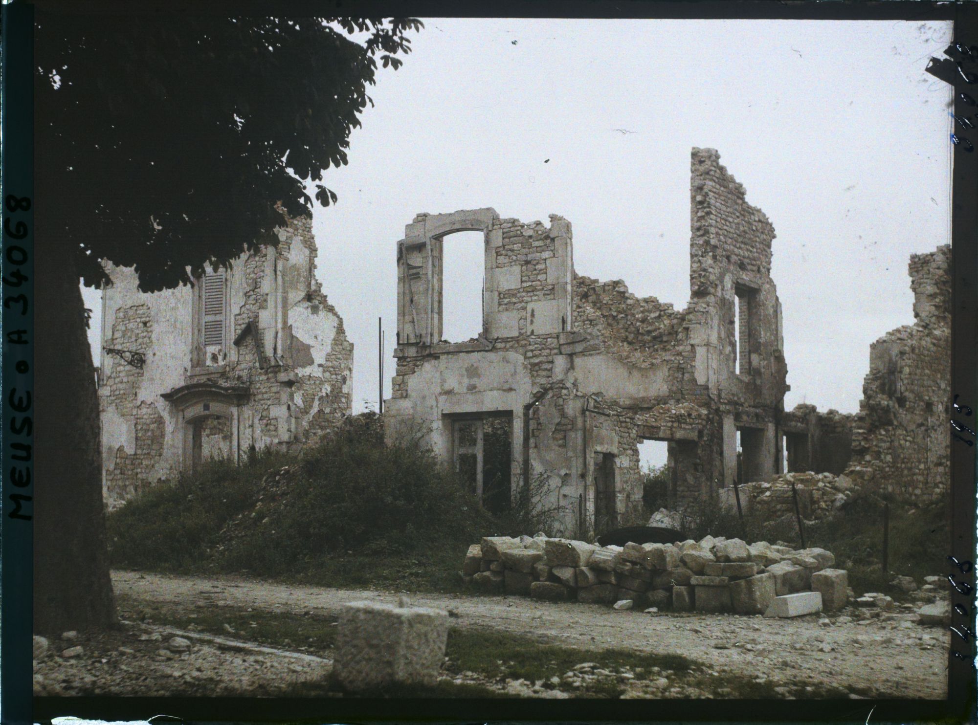 Image représentant France, Verdun, Un coin de la place du Maréchal Pétain