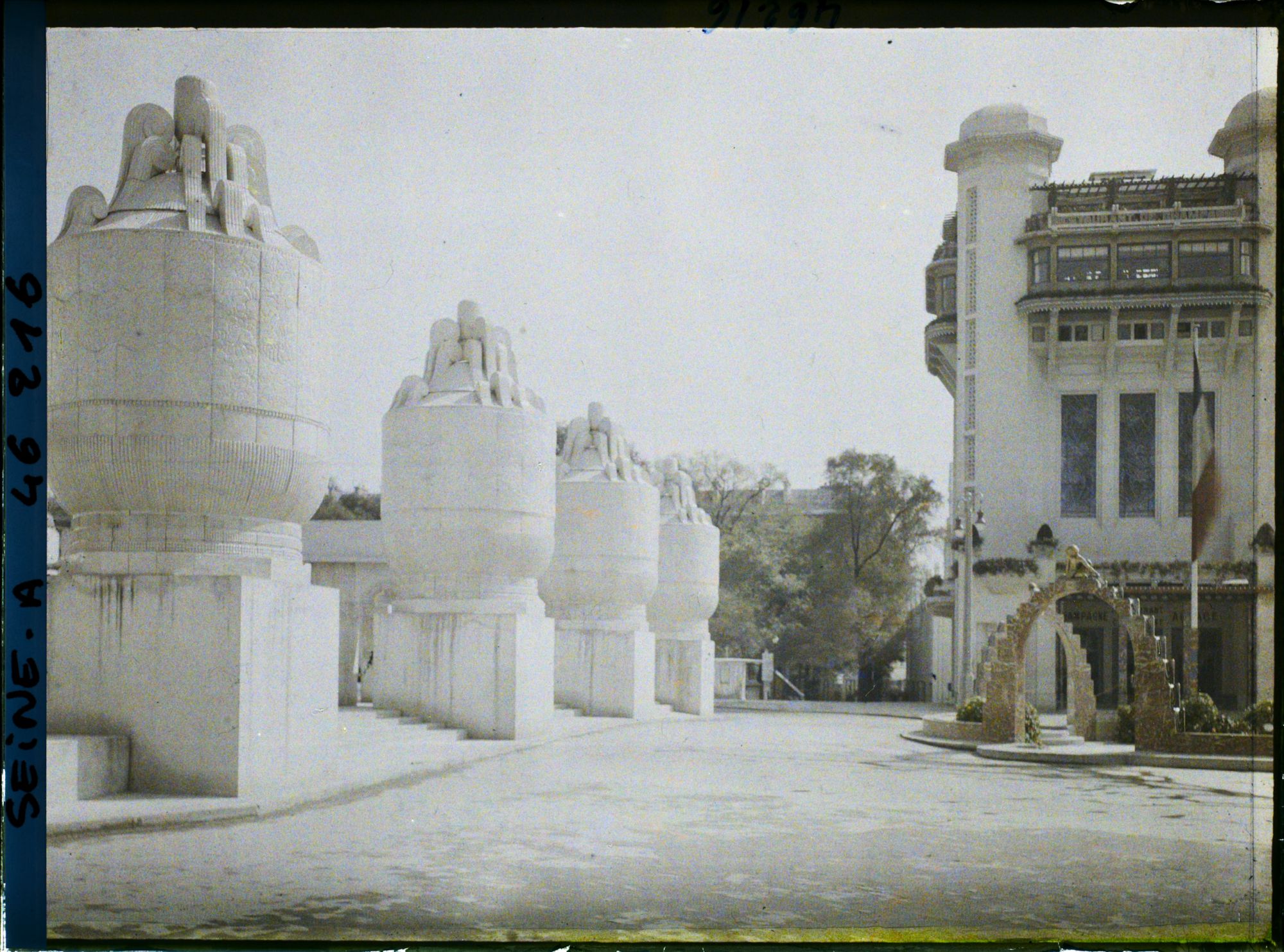 Image représentant L'exposition des arts décoratifs, grandes urnes devant le pavillon de la Manufacture de Sèvres et tour de Champagne
