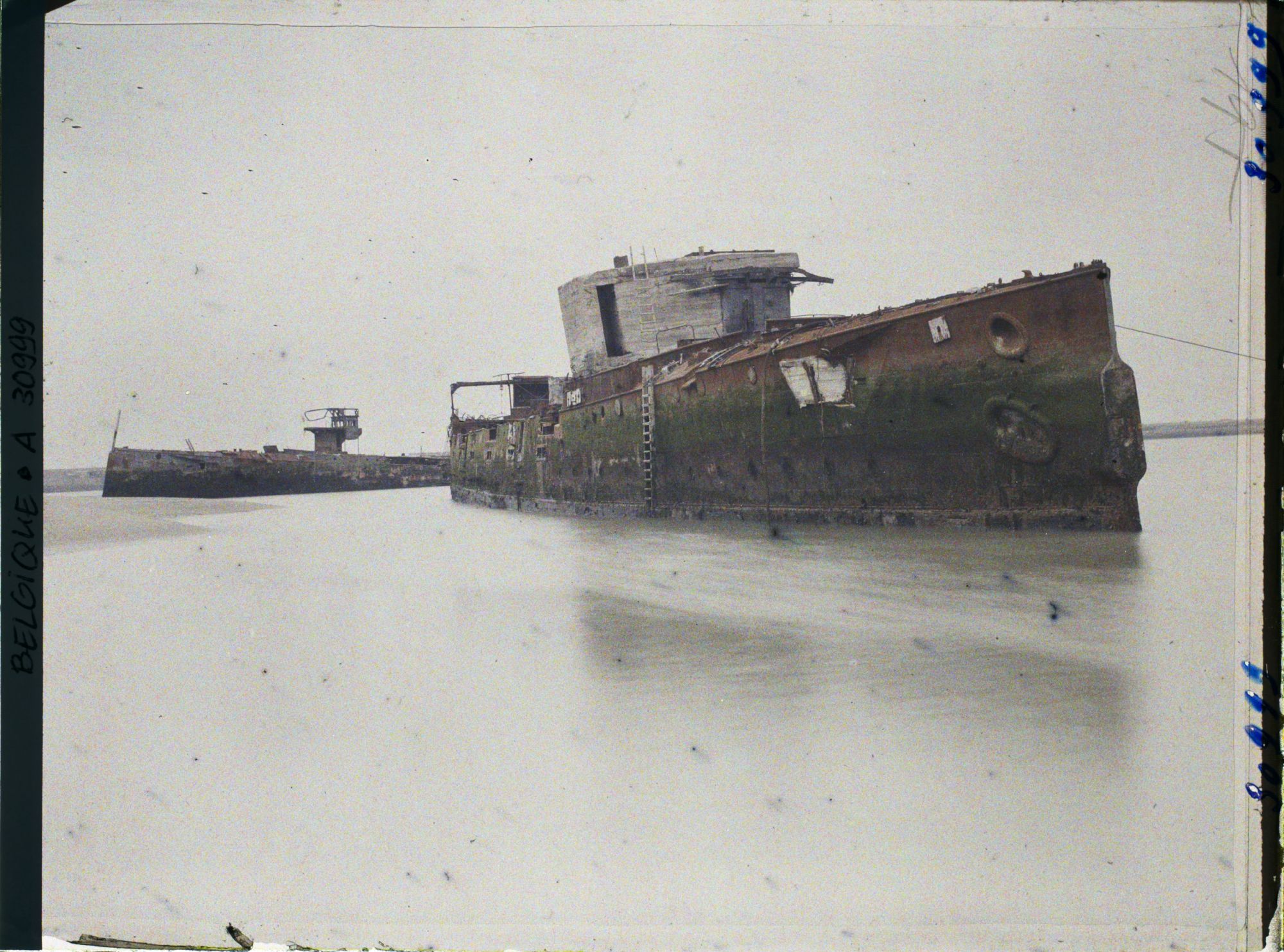 Image représentant Belgique, Zeebrugge, L'"Iphigenia" et le "Thétis"