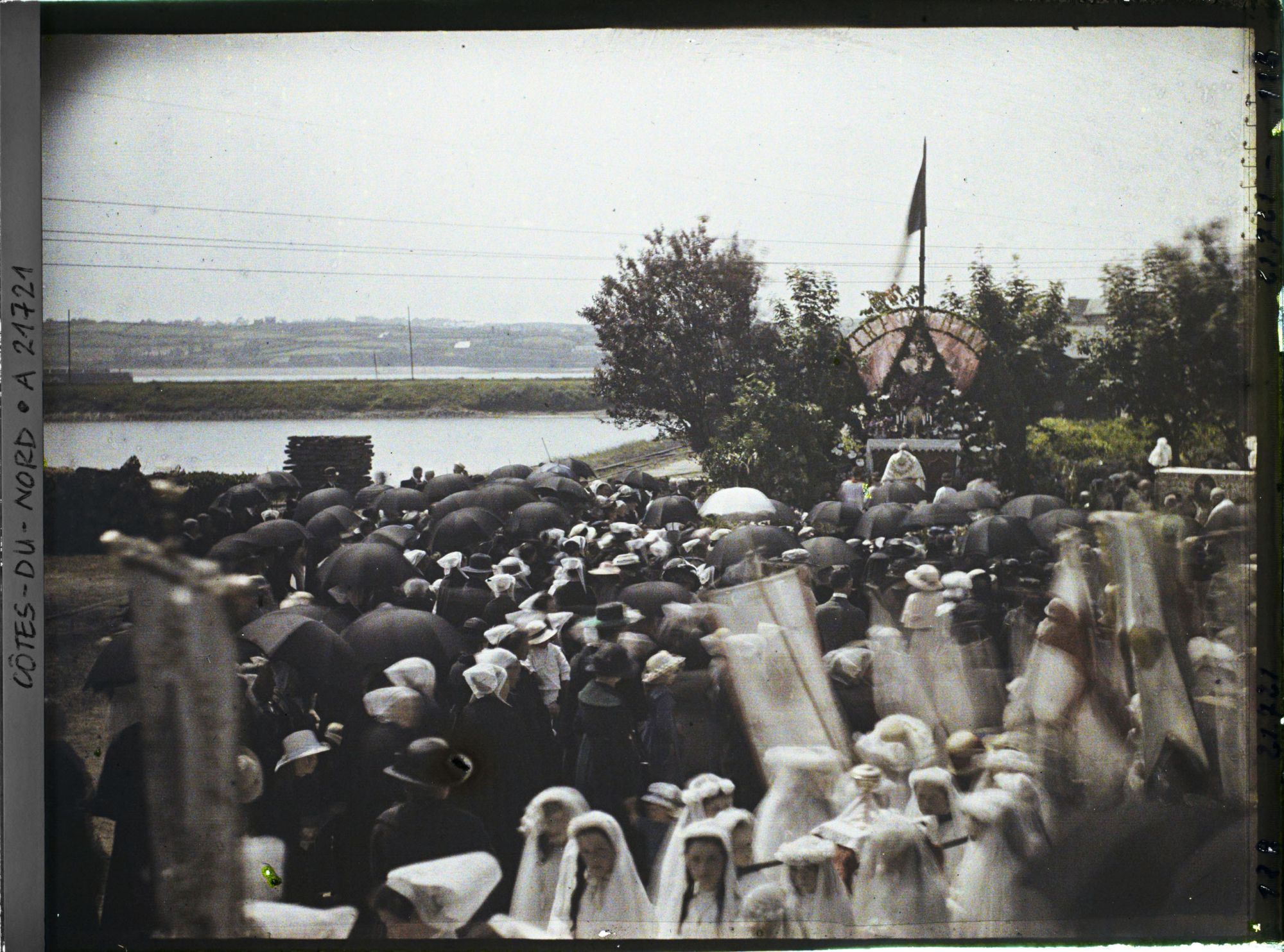 Image représentant La procession de la Fête-Dieu devant le reposoir de la rade de Perros-Guirec