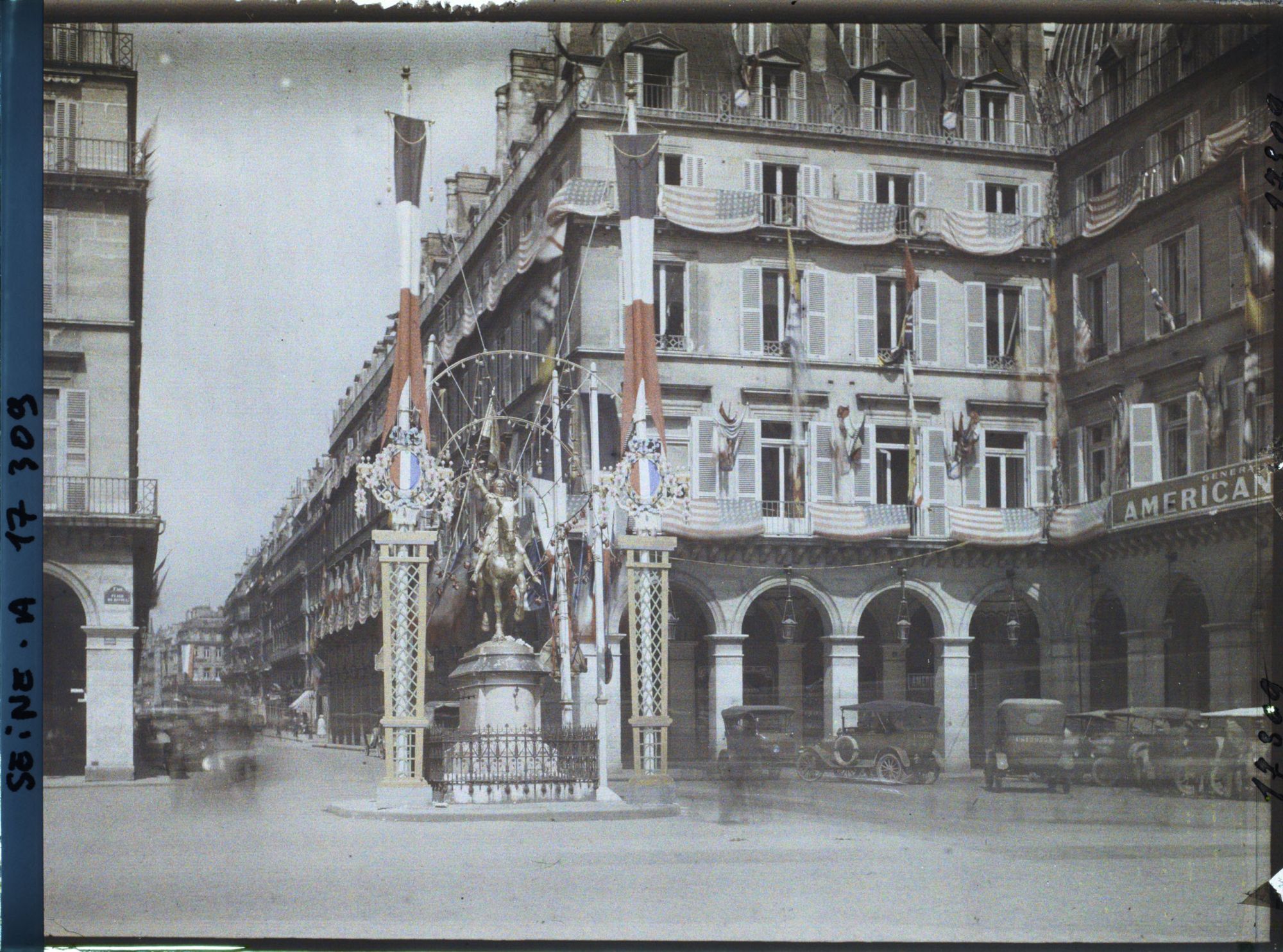 Image représentant Pavoisements au quartier général de la Croix-Rouge américaine à l'Hôtel Regina et décorations autour de la statue de Jeanne d'arc place de Rivoli (actuelle place des Pyramides) pour les fêtes de la Victoire des 13 et 14 juillet 1919