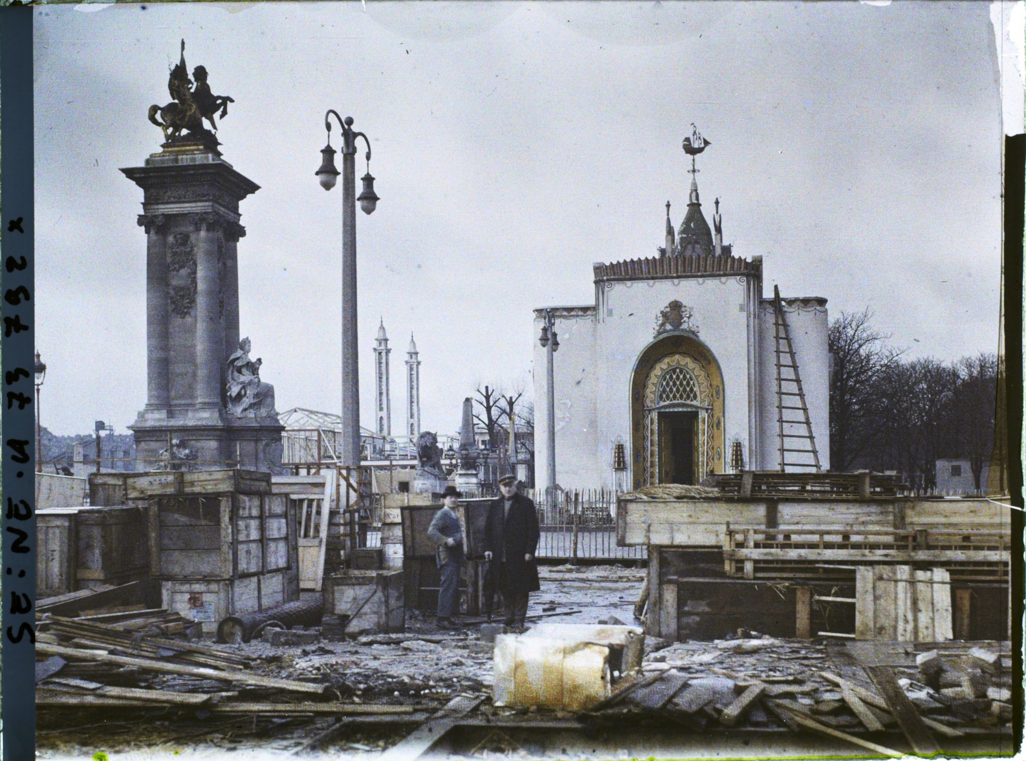Image représentant L'exposition des arts décoratifs, démolition des pavillons (pavillon de la Grande-Bretagne) à l'entrée du pont Alexandre III