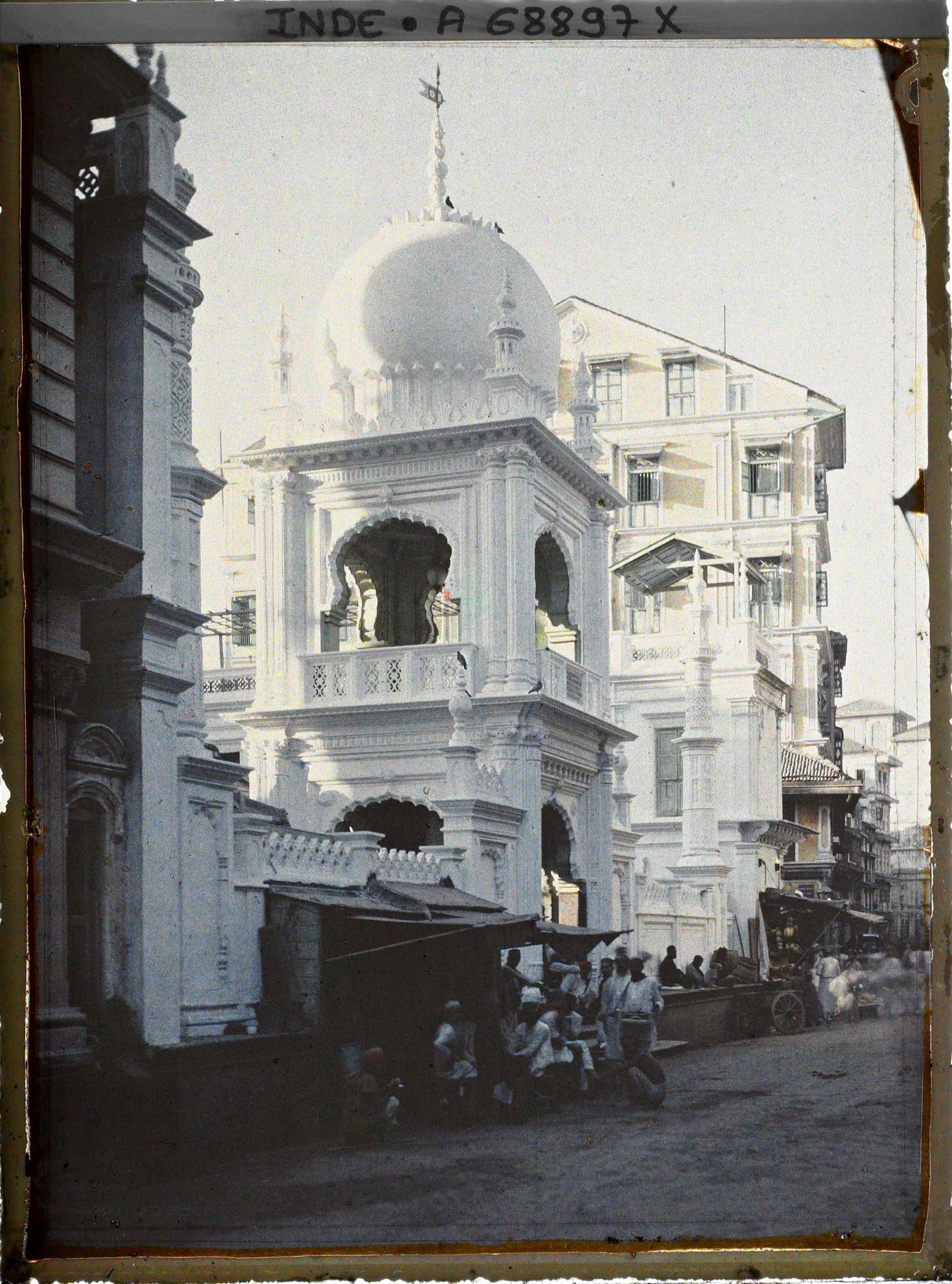 Image représentant Portique d'une mosquée et commerces