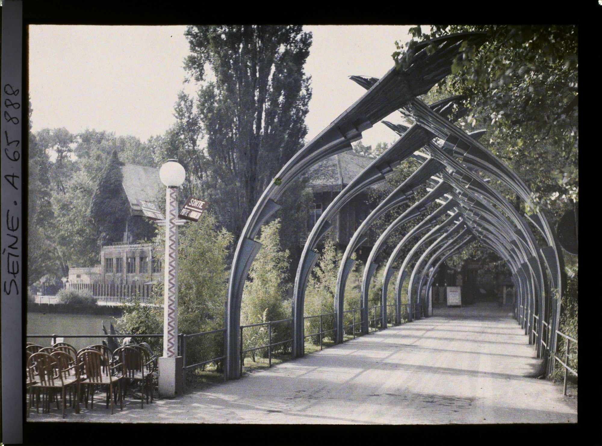Image représentant L'Exposition Coloniale Internationale de 1931, la passerelle des Palmes