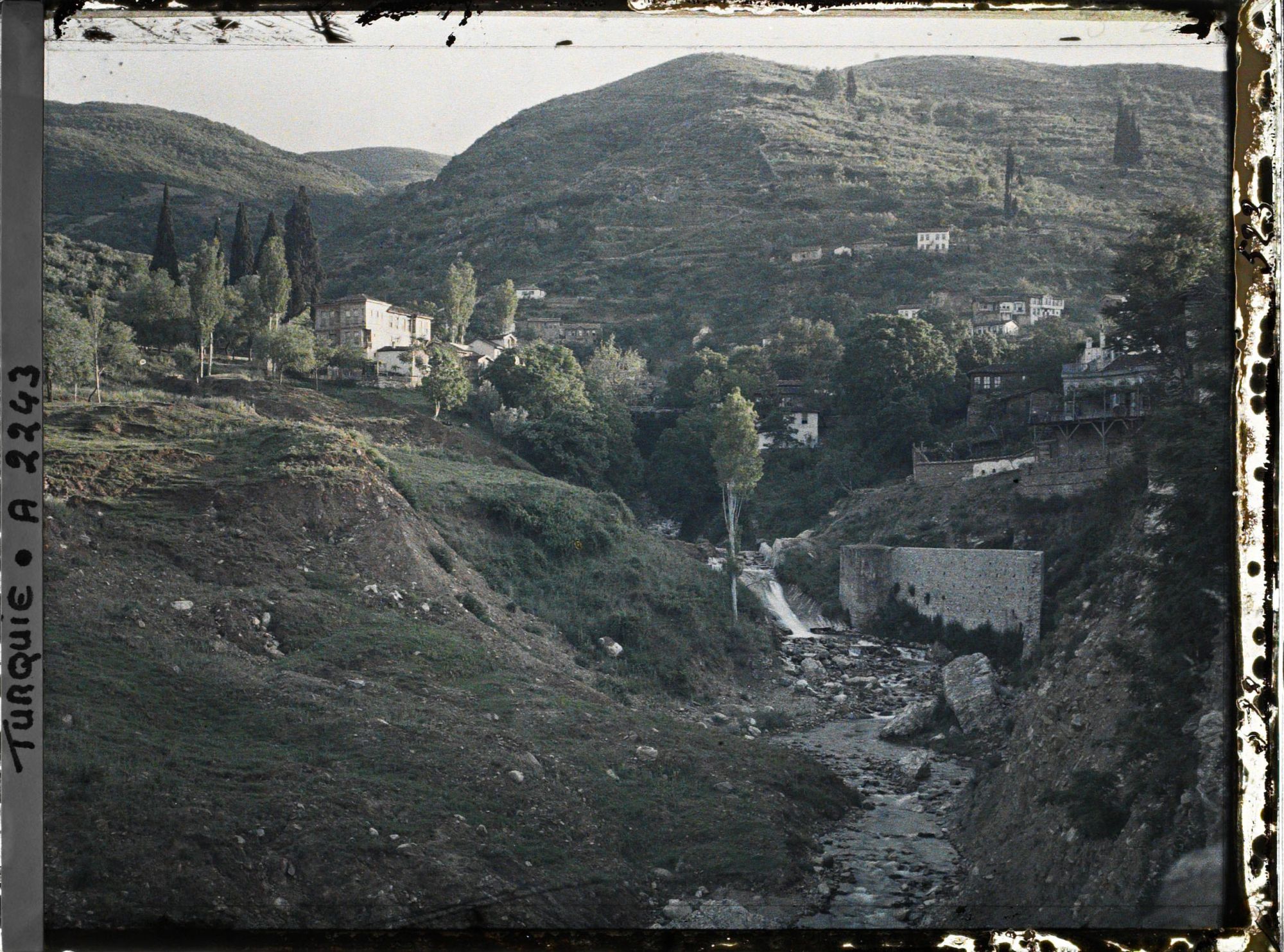 Image représentant Le lit du fleuve Gökdere et quelques maisons
