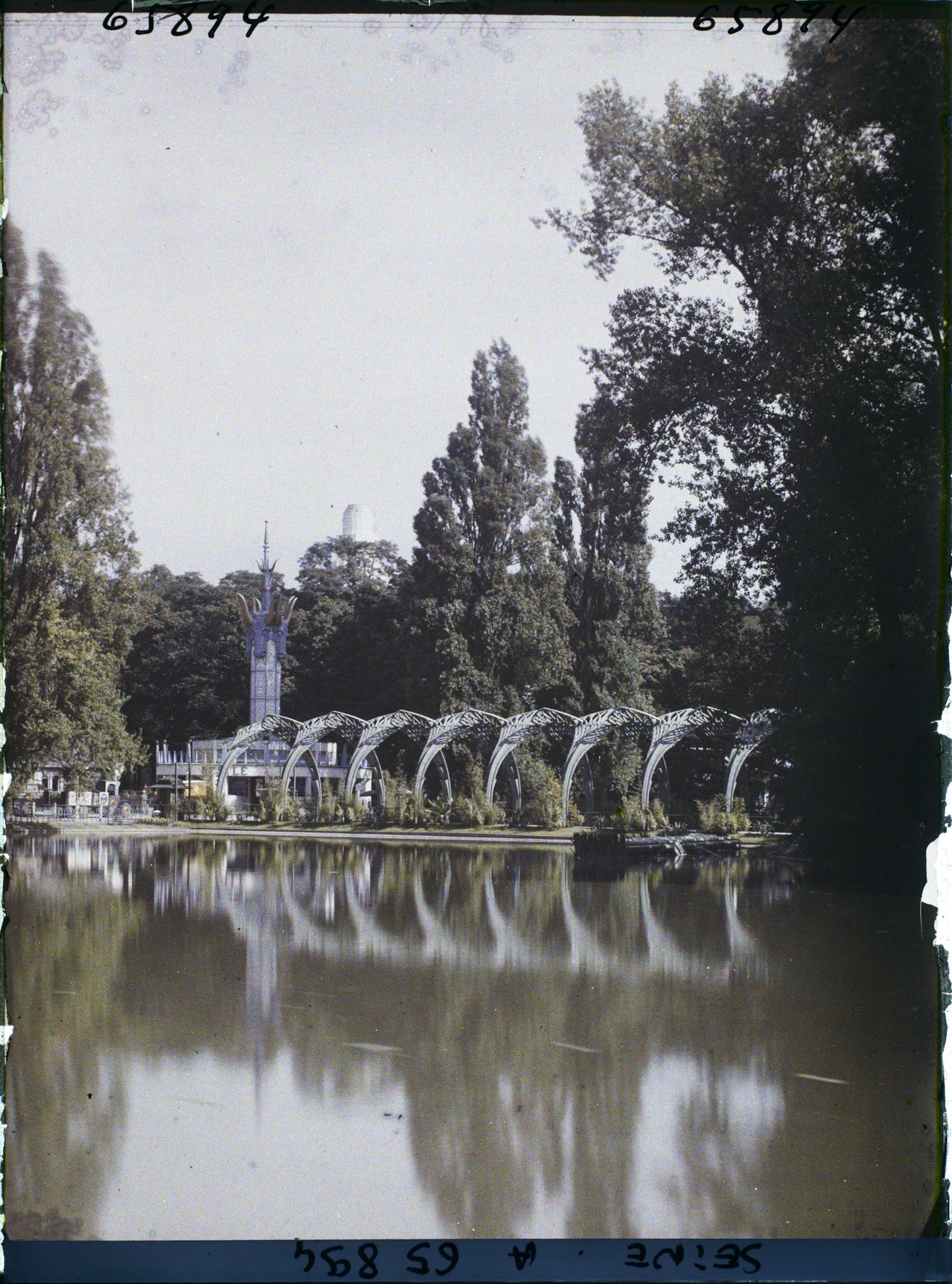 Image représentant L'Exposition Coloniale Internationale de 1931, vue sur le lac Daumesnil en direction de la passerelle des Palmes