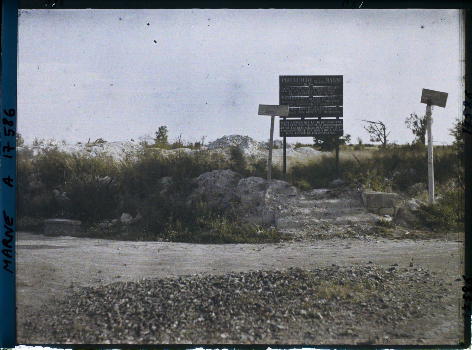 Image représentant France, Perthes les Hurlus, Ce qui reste du Village et la plaque