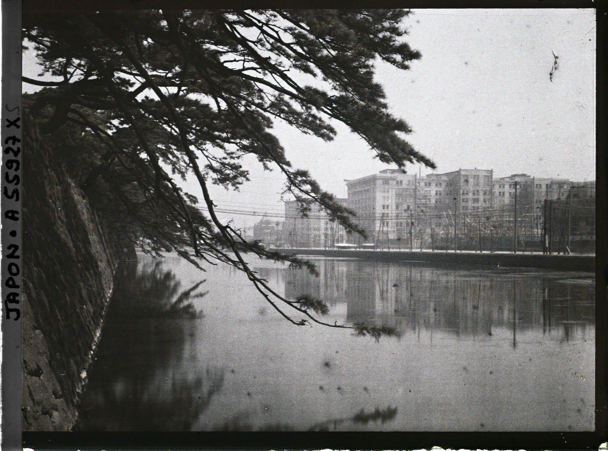 Image représentant Le quartier de Marunouchi depuis les douves du palais impérial