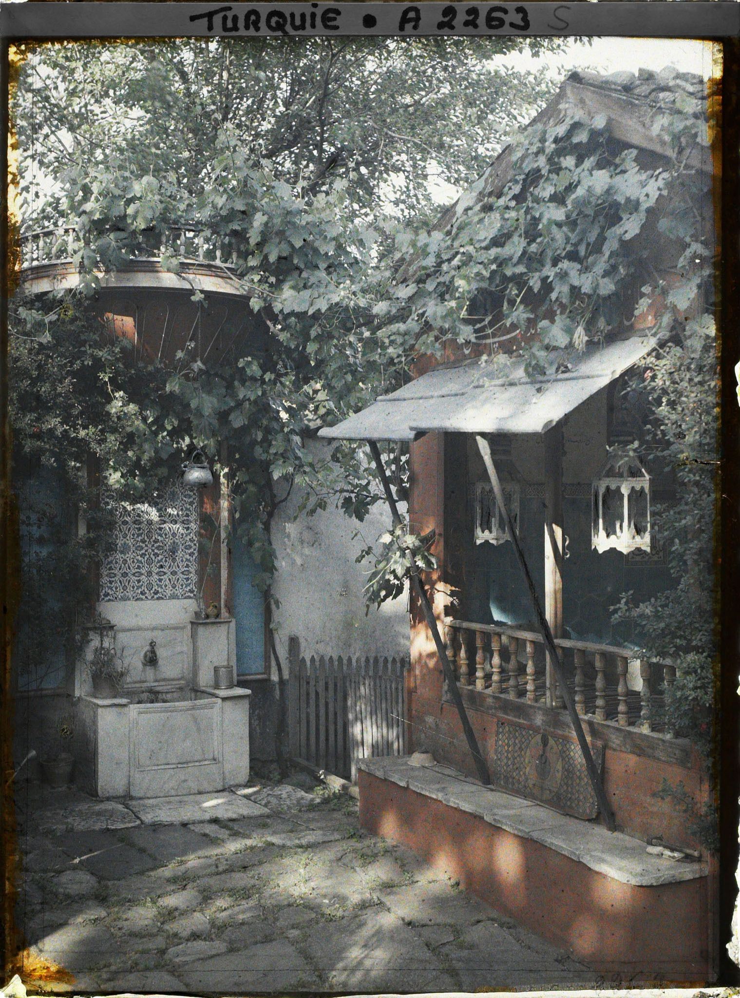 Image représentant Fontaine et pavillon " arabe et persan " dans la propriété du consul de France, Grégoire Bay