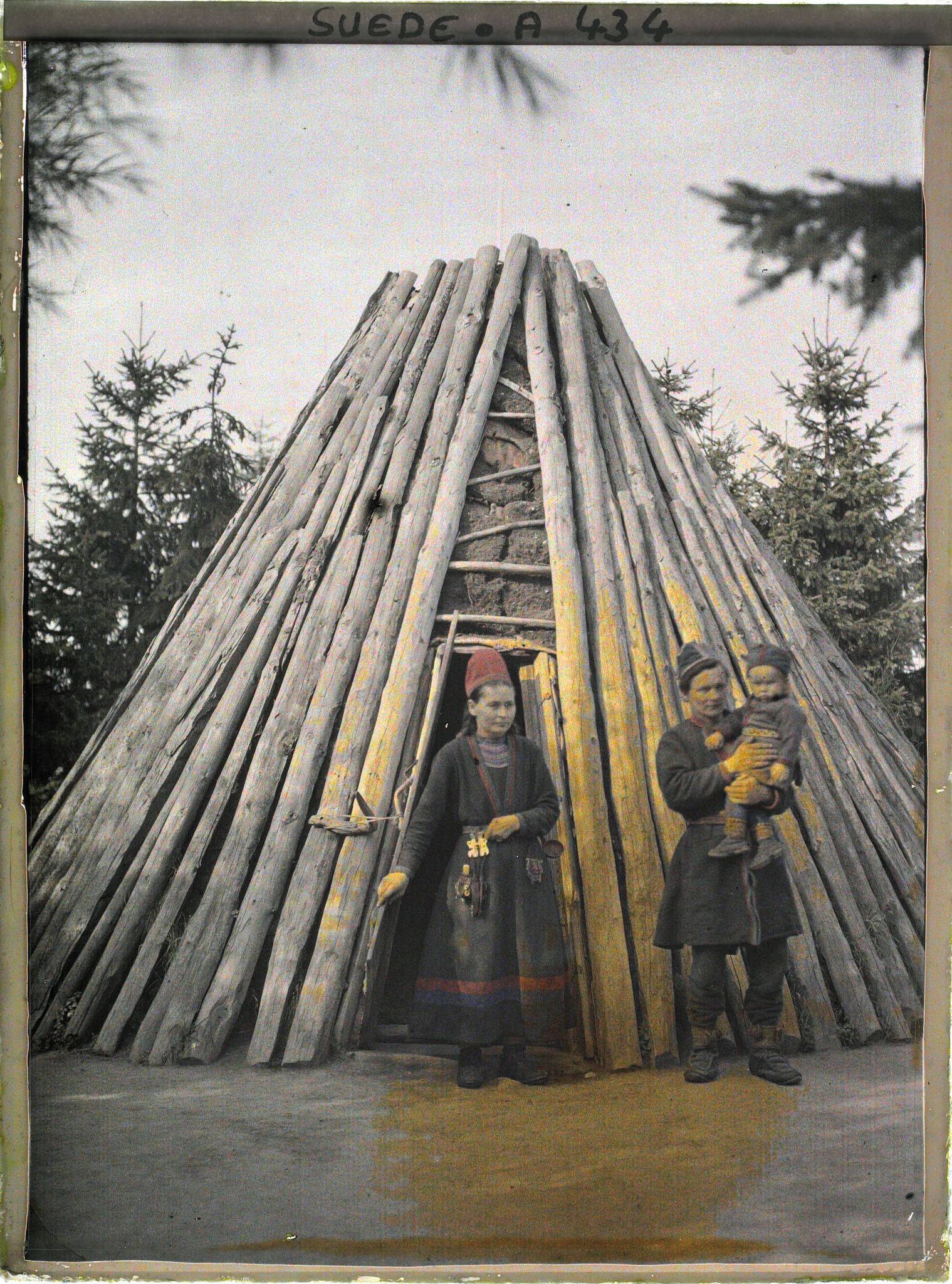 Image représentant Couple de Lapons devant leur habitat traditionnel dans le musée de plein air de Skansen