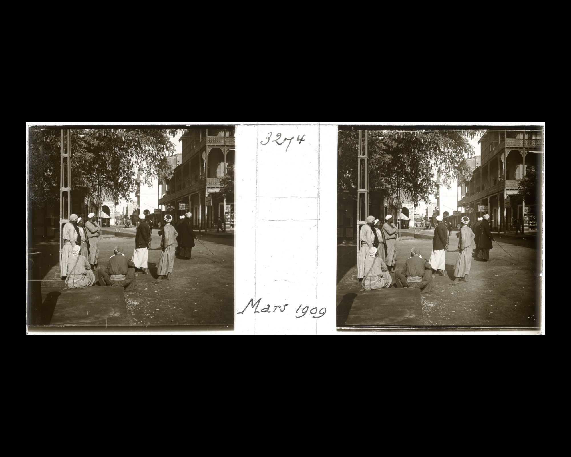 Image représentant Un groupe d'hommes dans la rue