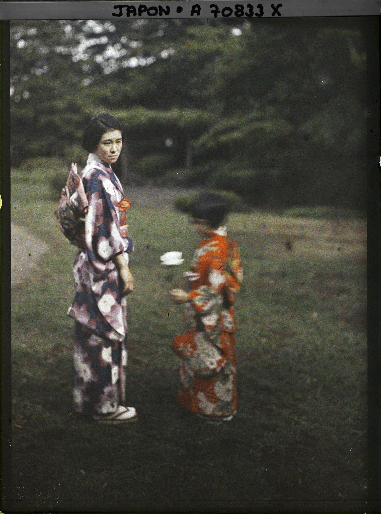 Image représentant Résidence de la famille Kitashirakawa (?) ou Asaka (?) : Les jeunes princesses Kikuko Asaka (à gauche) et Kiyoko Asaka (à droite)