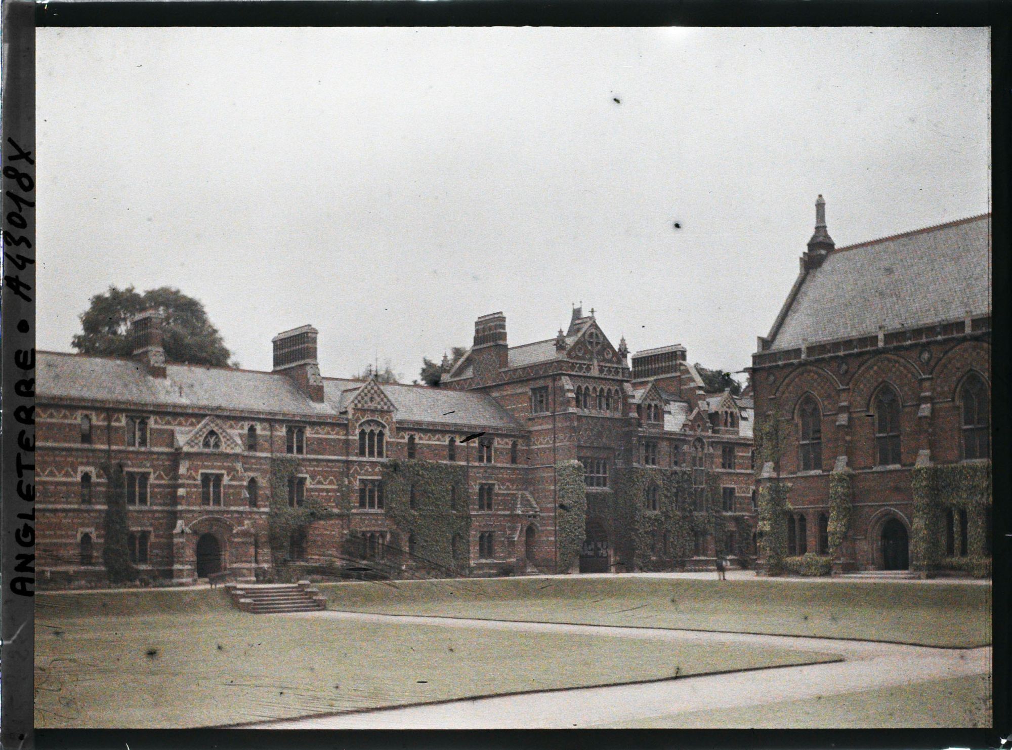 Image représentant La grande cour du Kebb College