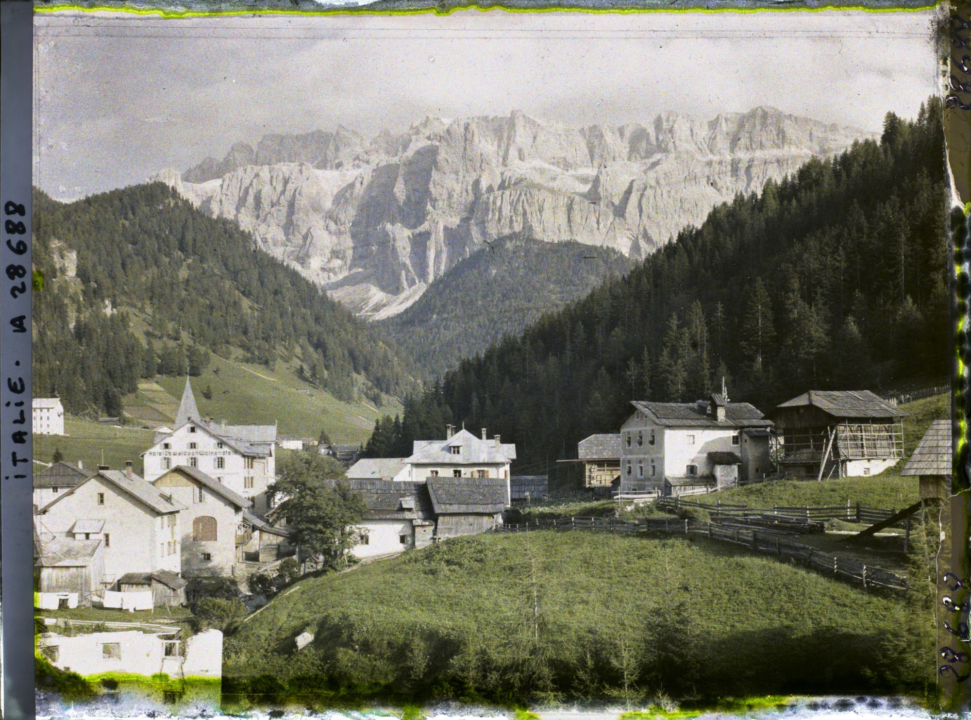 Image représentant La chaine de la Sella (Groupo di Sella ou Sellagruppe) depuis le village