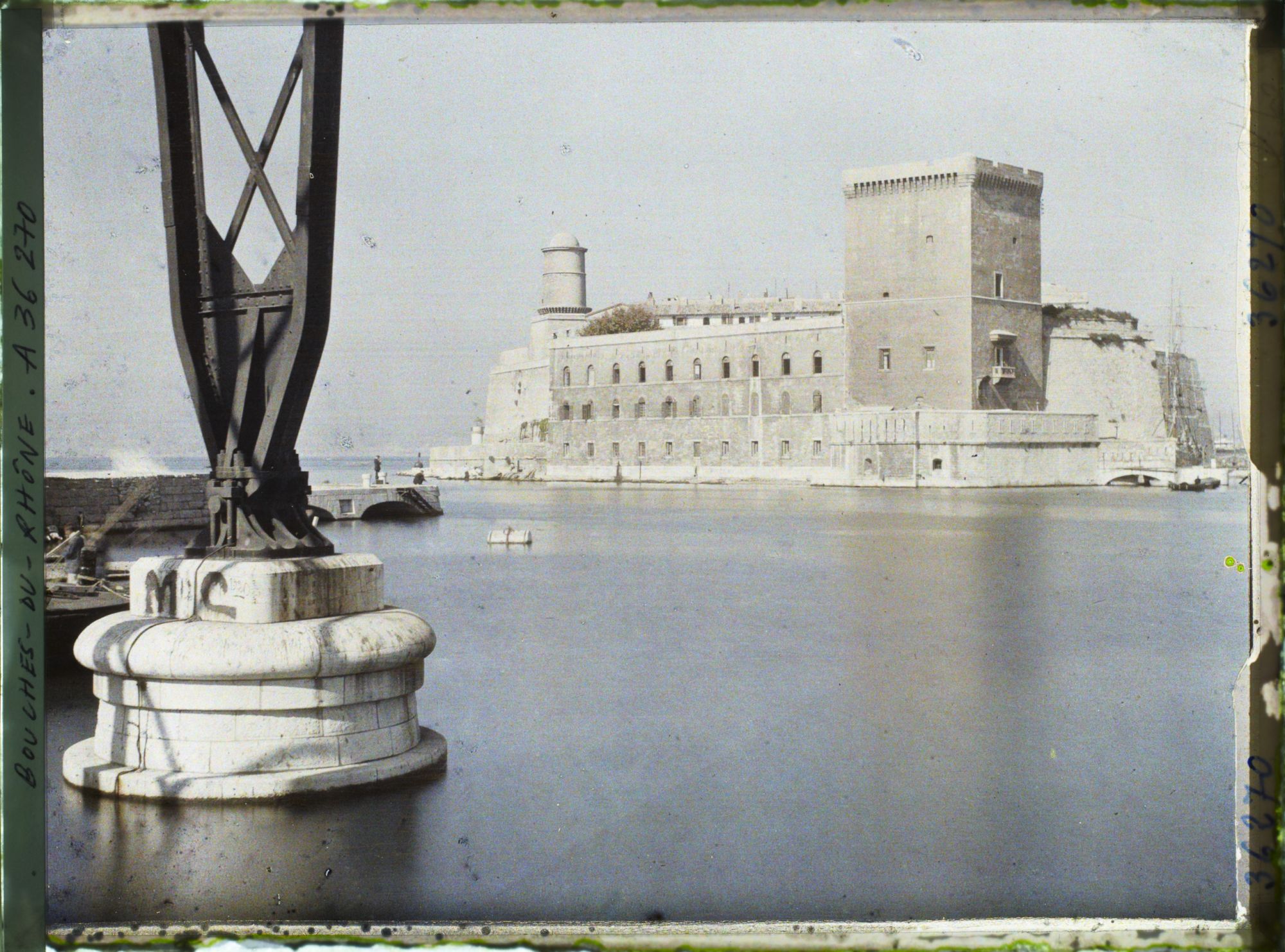 Image représentant Le Fort Saint-Jean, vue prise sous le pont transbordeur