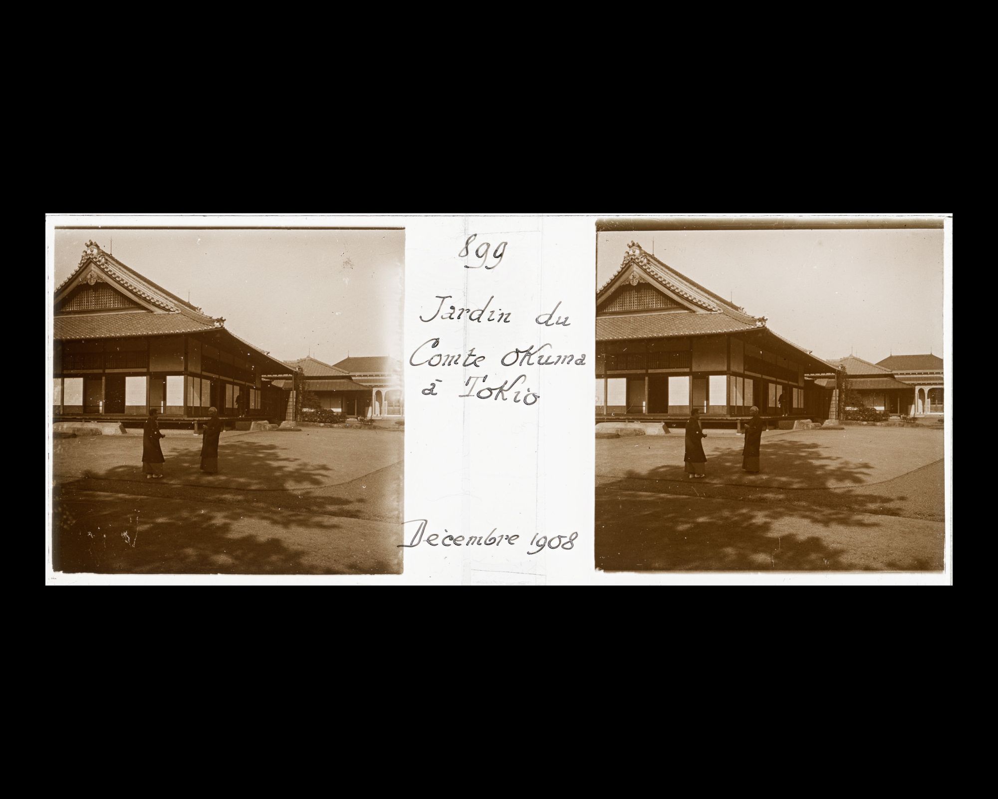 Image représentant Le comte Okuma en conversation devant sa résidence