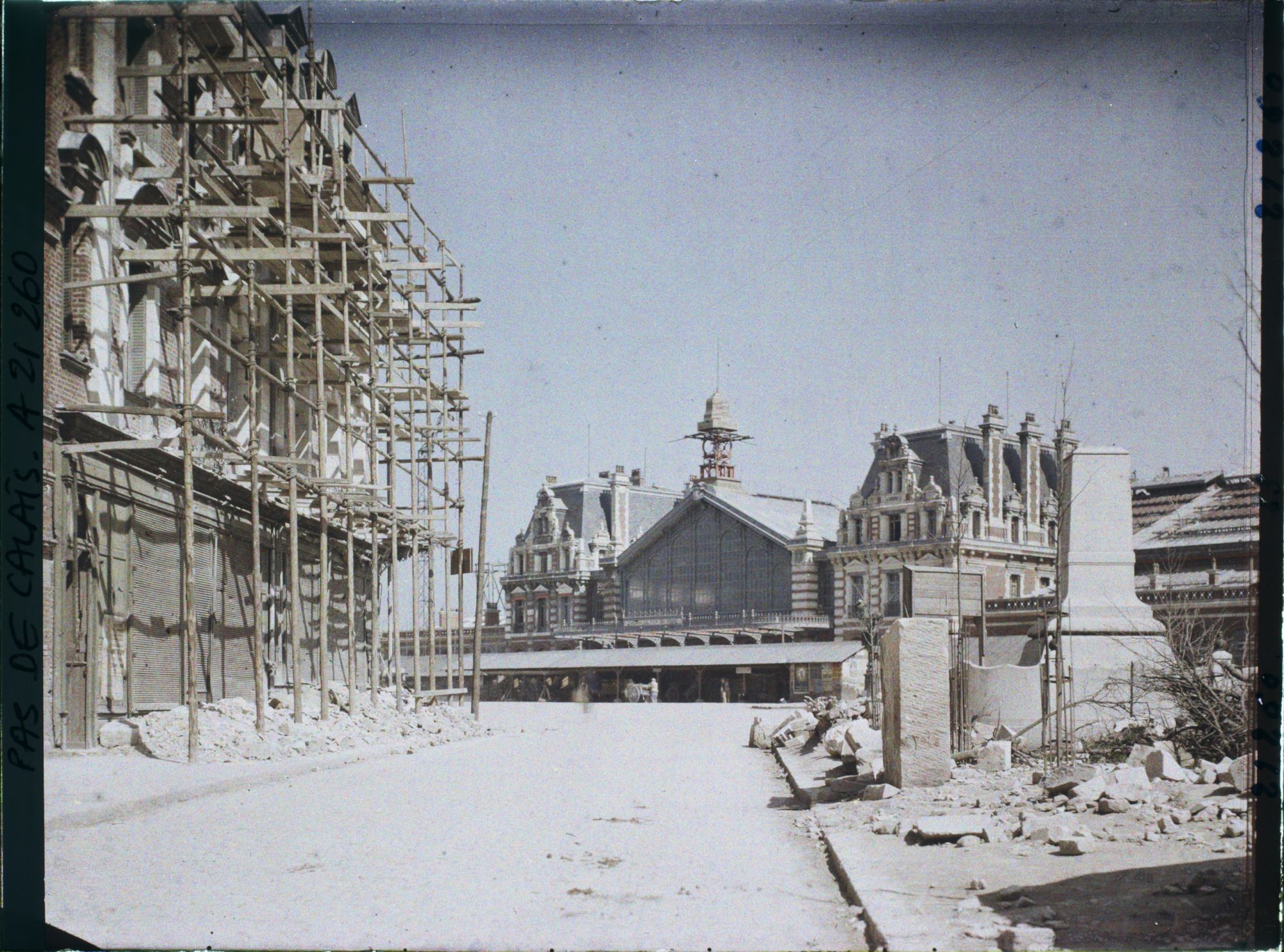 Image représentant France, Arras, La Gare et Maison en Construction